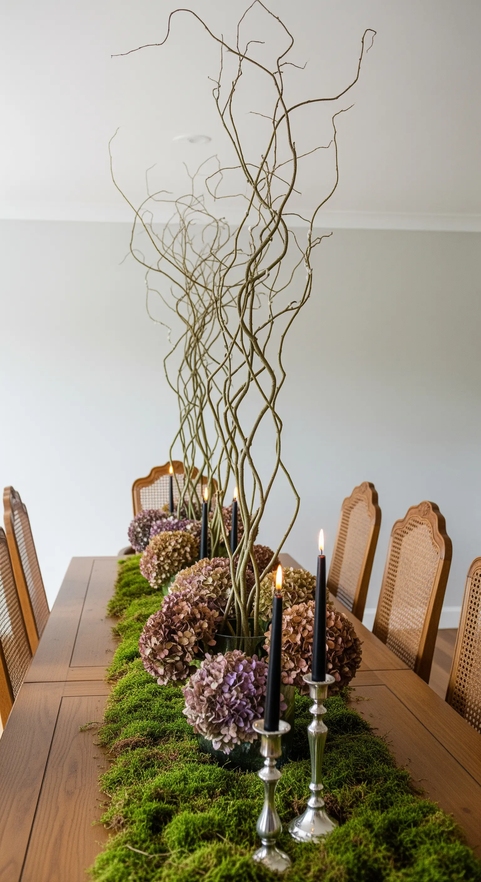 Tischdeko mit hohem Weidenzweig, Moos und Hortensien