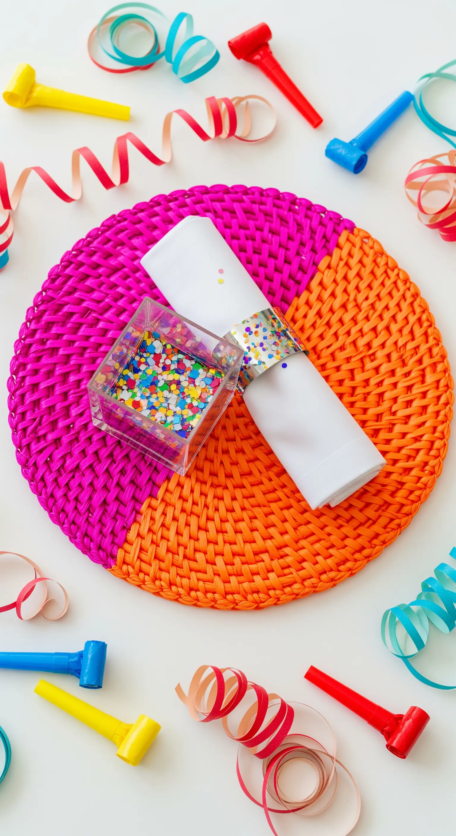 Buntes geflochtenes Platzset mit Konfetti-Box