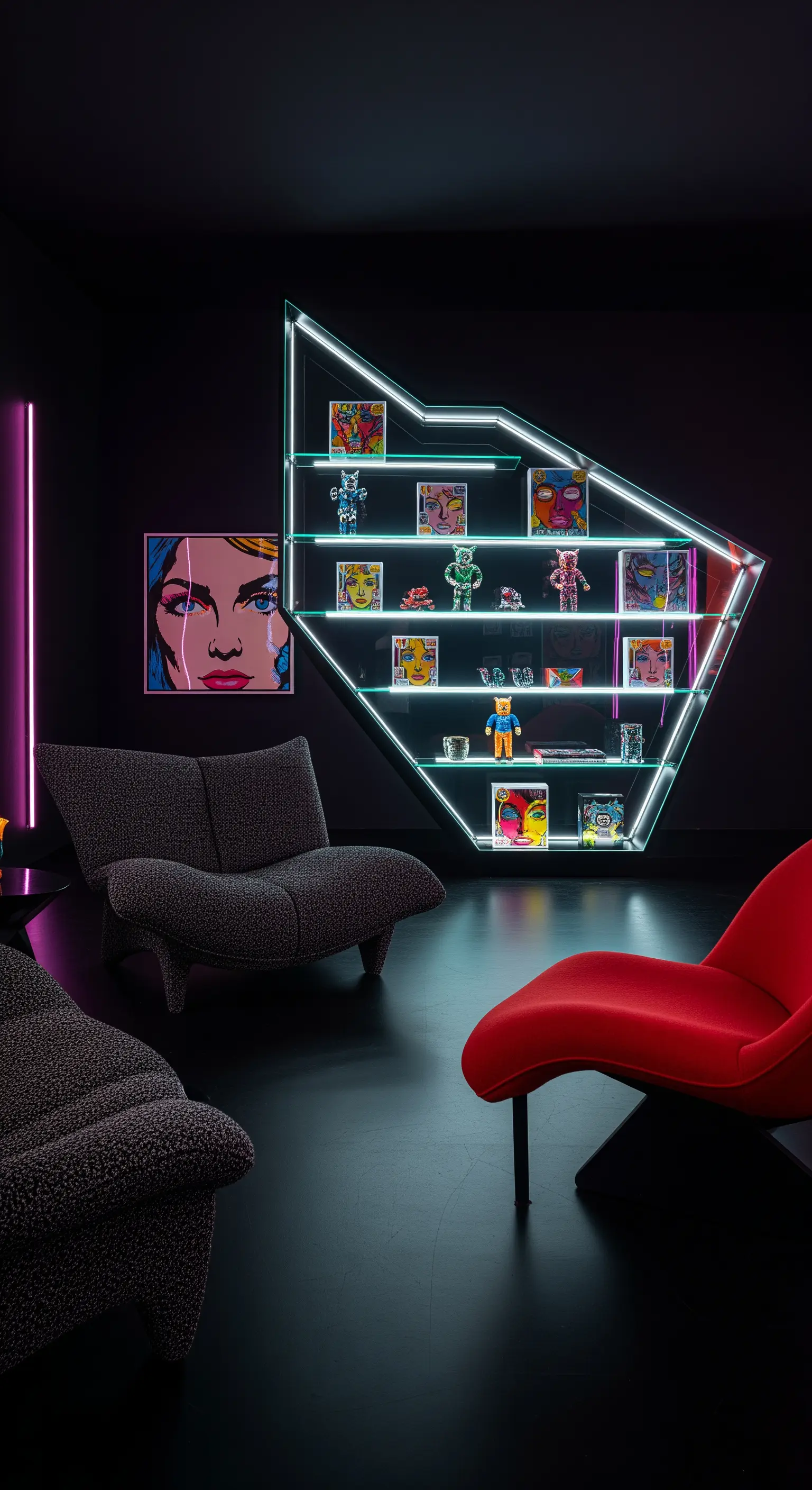 Futuristisches Glasregal in Rautenform mit Neonbeleuchtung und bunten Kunstfiguren