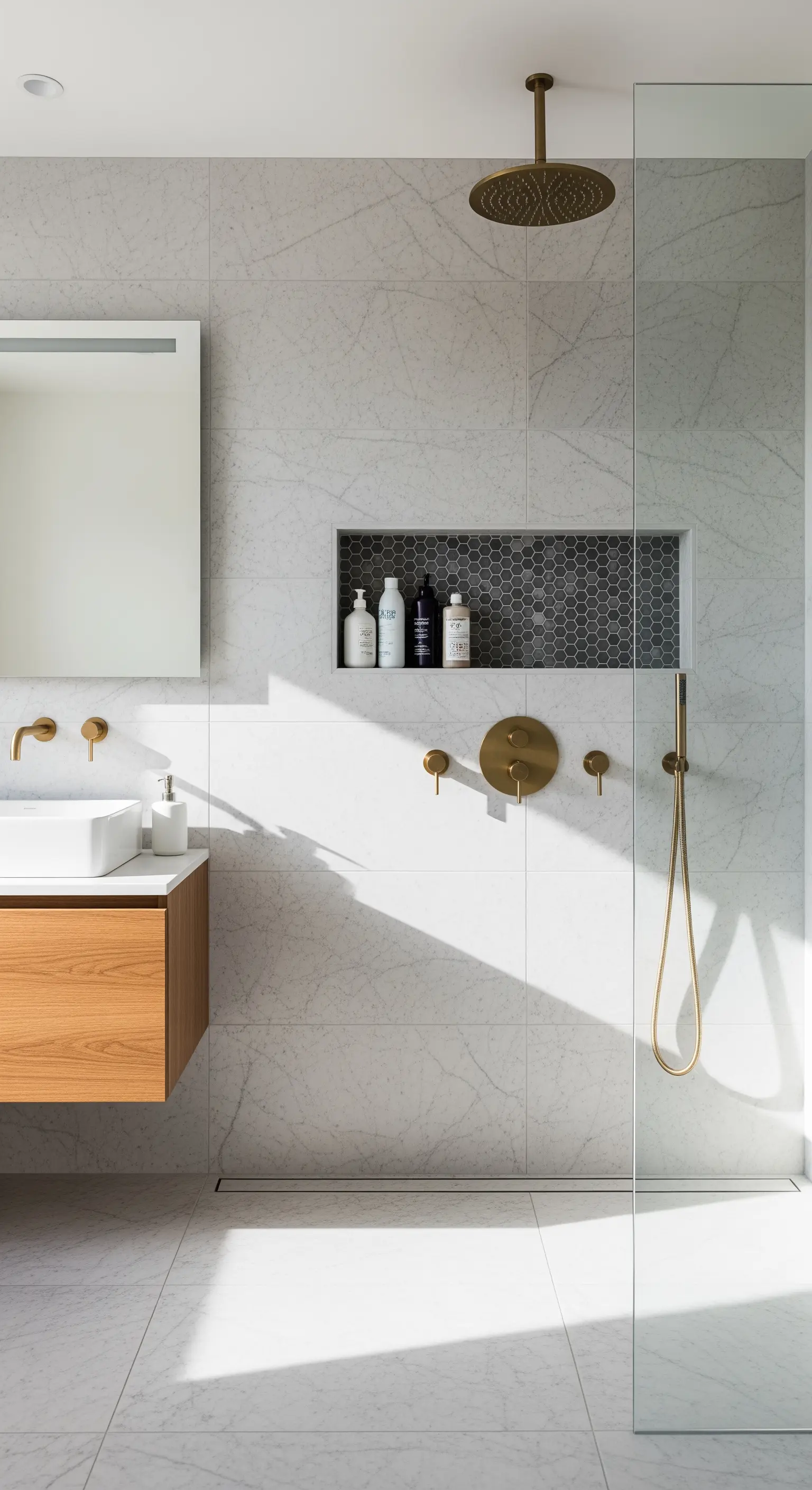 Duschnische mit dunklen Fliesen und goldenen Armaturen