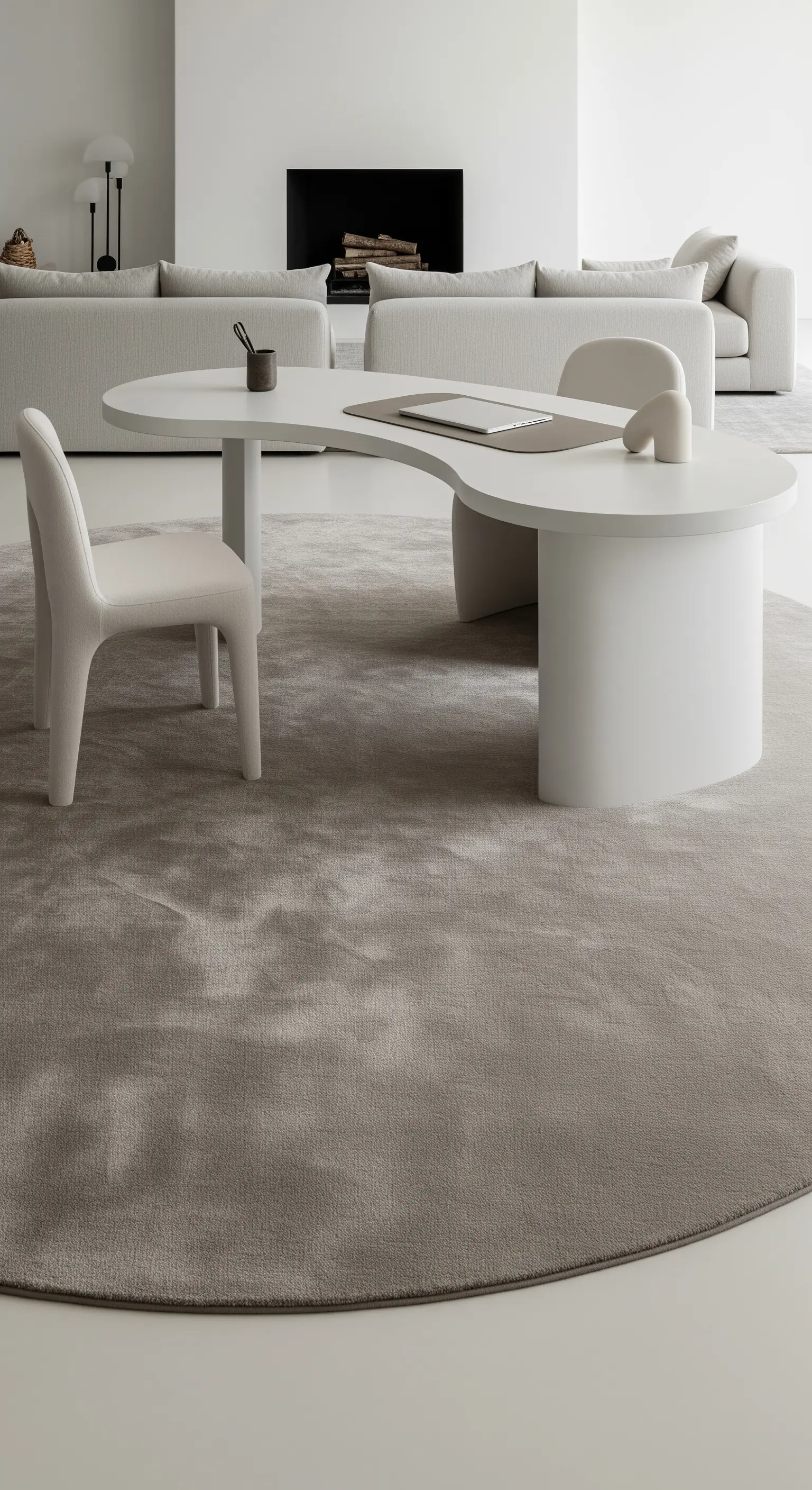 Geschwungener weißer Schreibtisch auf großem Teppich