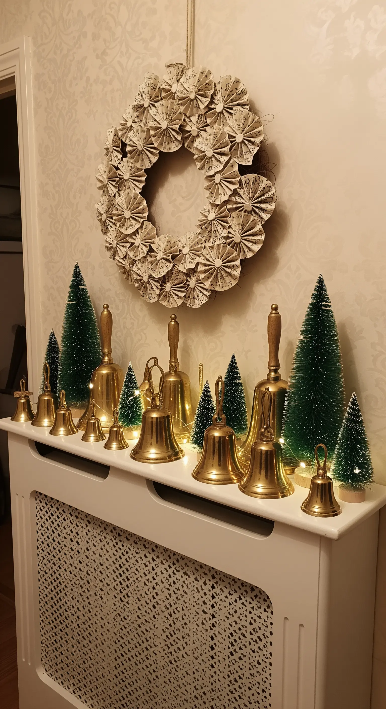 Papierkranz über Heizkörperverkleidung mit Messingglocken