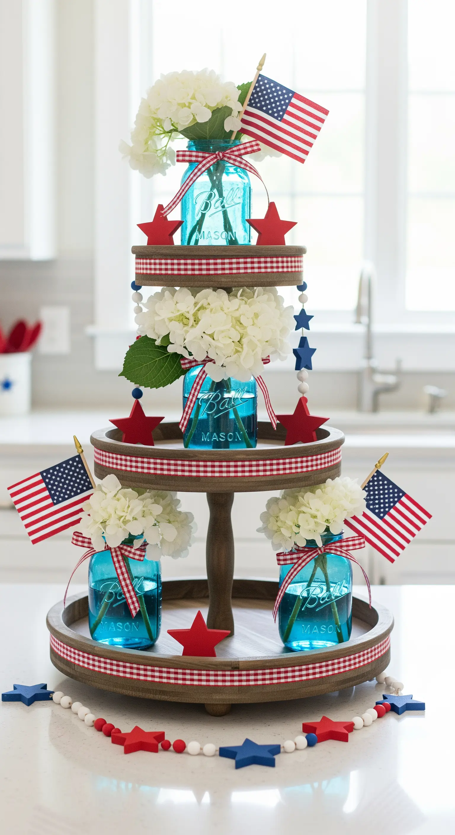 Holzetagere im US-Look mit blauen Gläsern, Hortensien und Flaggen