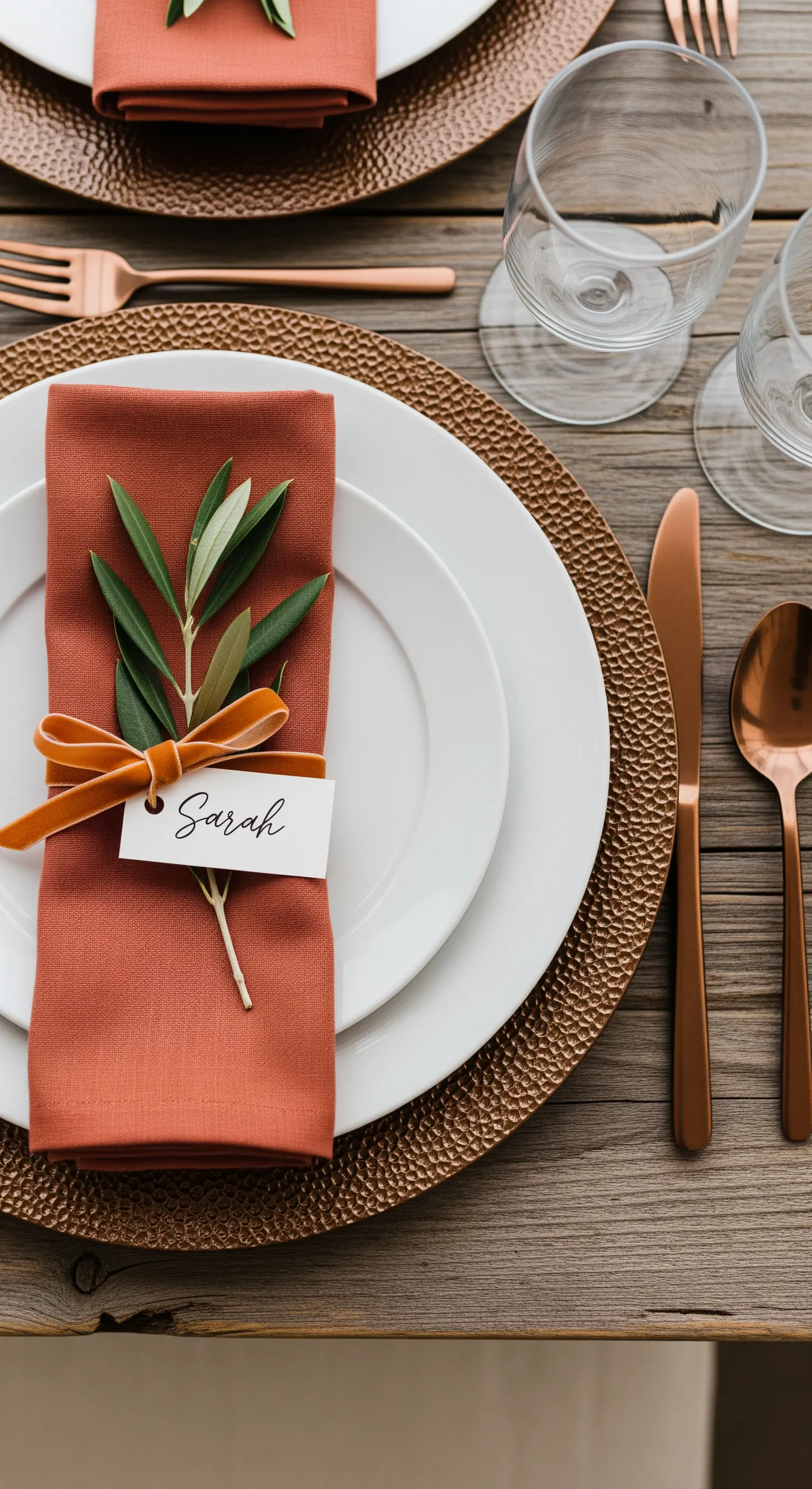 Platzgedeck mit roter Serviette, Samtschleife und Namenskärtchen