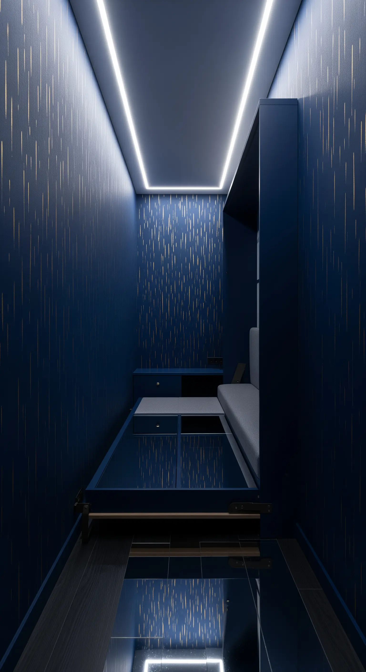 Schmaler blauer Raum mit Goldregen-Tapete und Podest