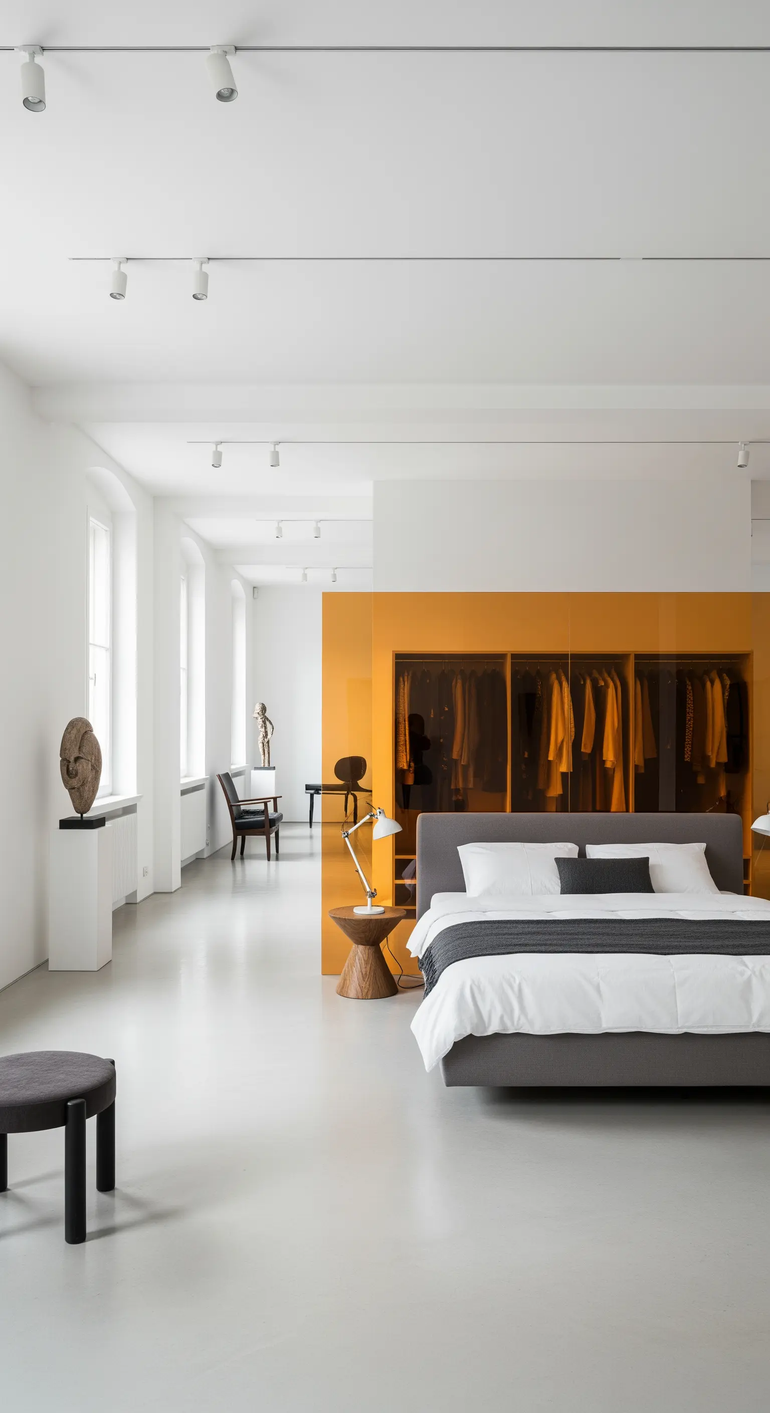 Weißes minimalistisches Schlafzimmer mit orangefarbener Glaswand
