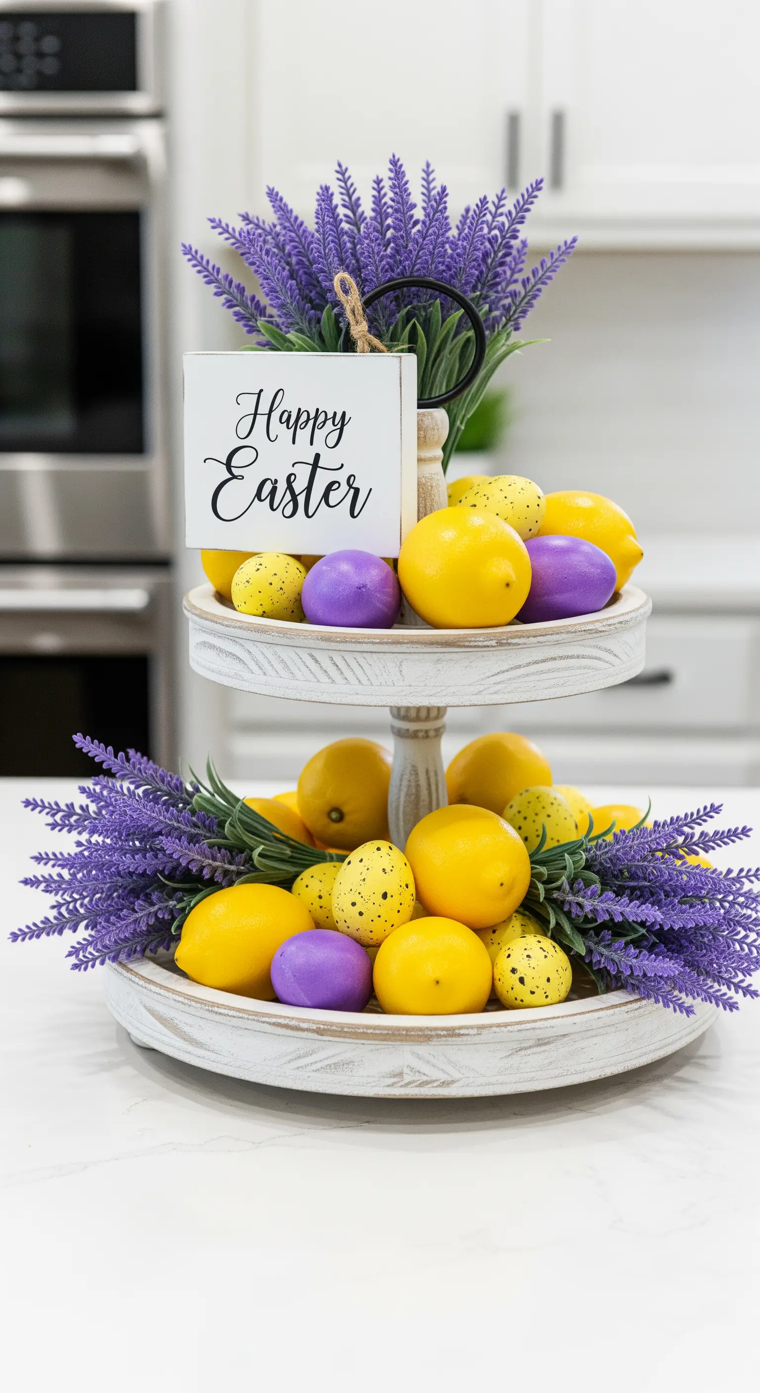 Weiße Etagere mit Zitronen, Lavendel und lila Eiern