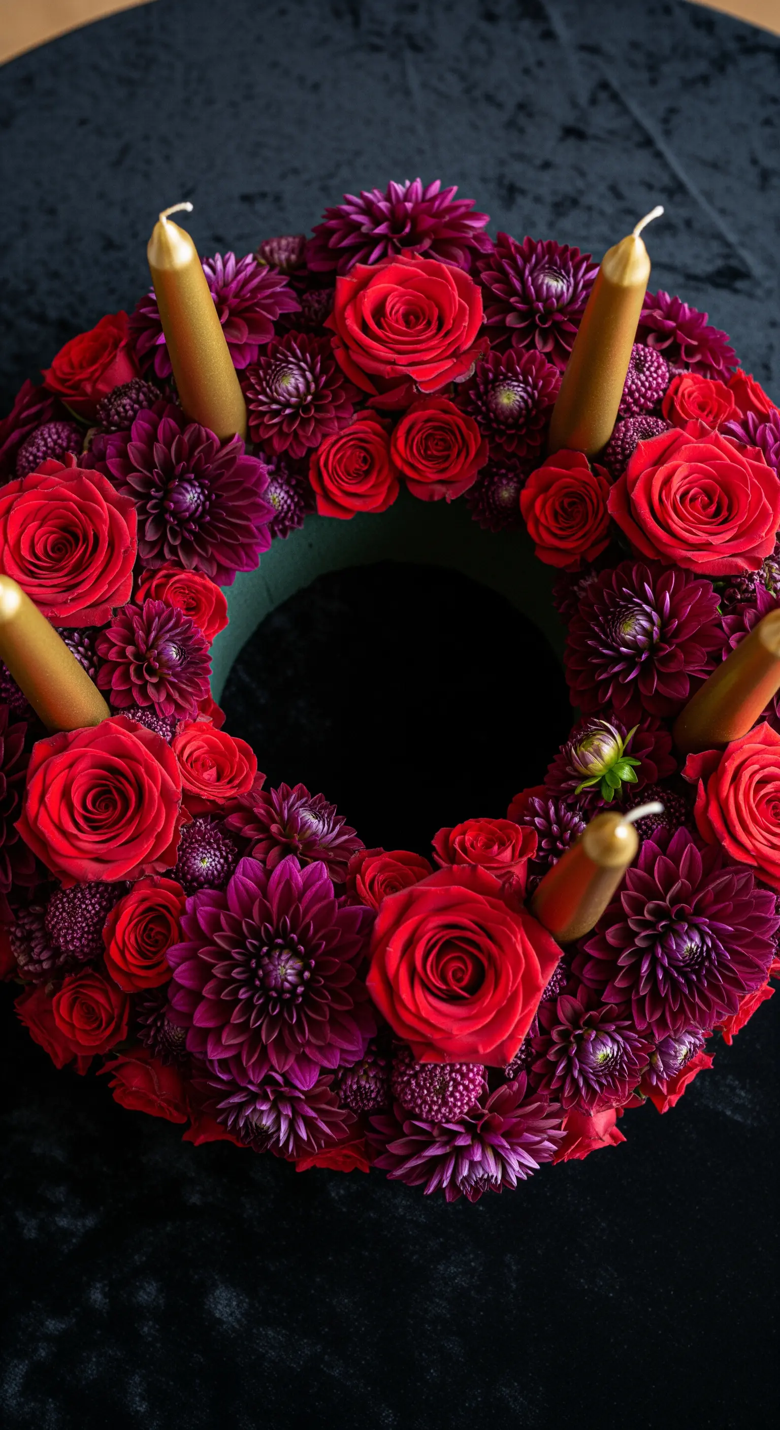 Gelber Keramik-Kerzenhalter im 70er Jahre Stil mit orangen Kerzen und bunten Kugeln