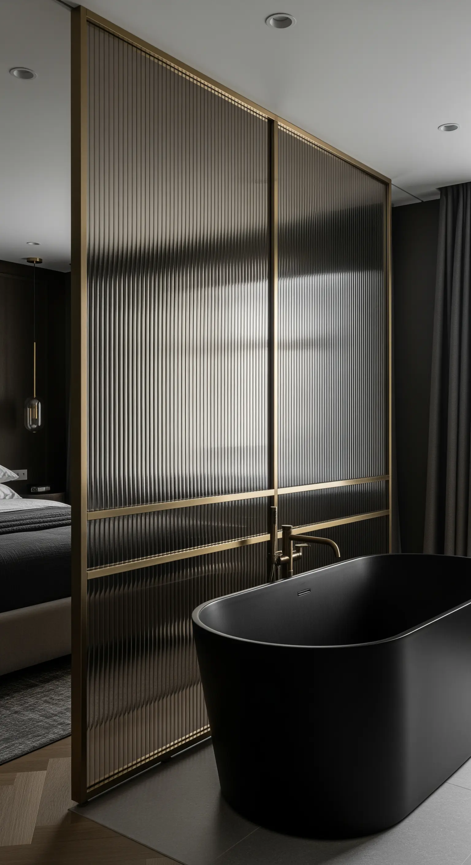 Schlafzimmer mit Riffelglas-Schiebetür zum Bad