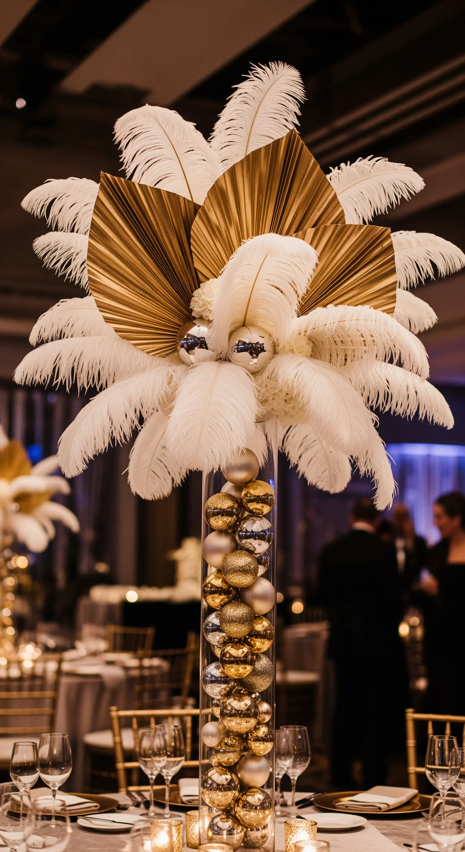 Hohes Tischgesteck aus weißen und goldenen Federn