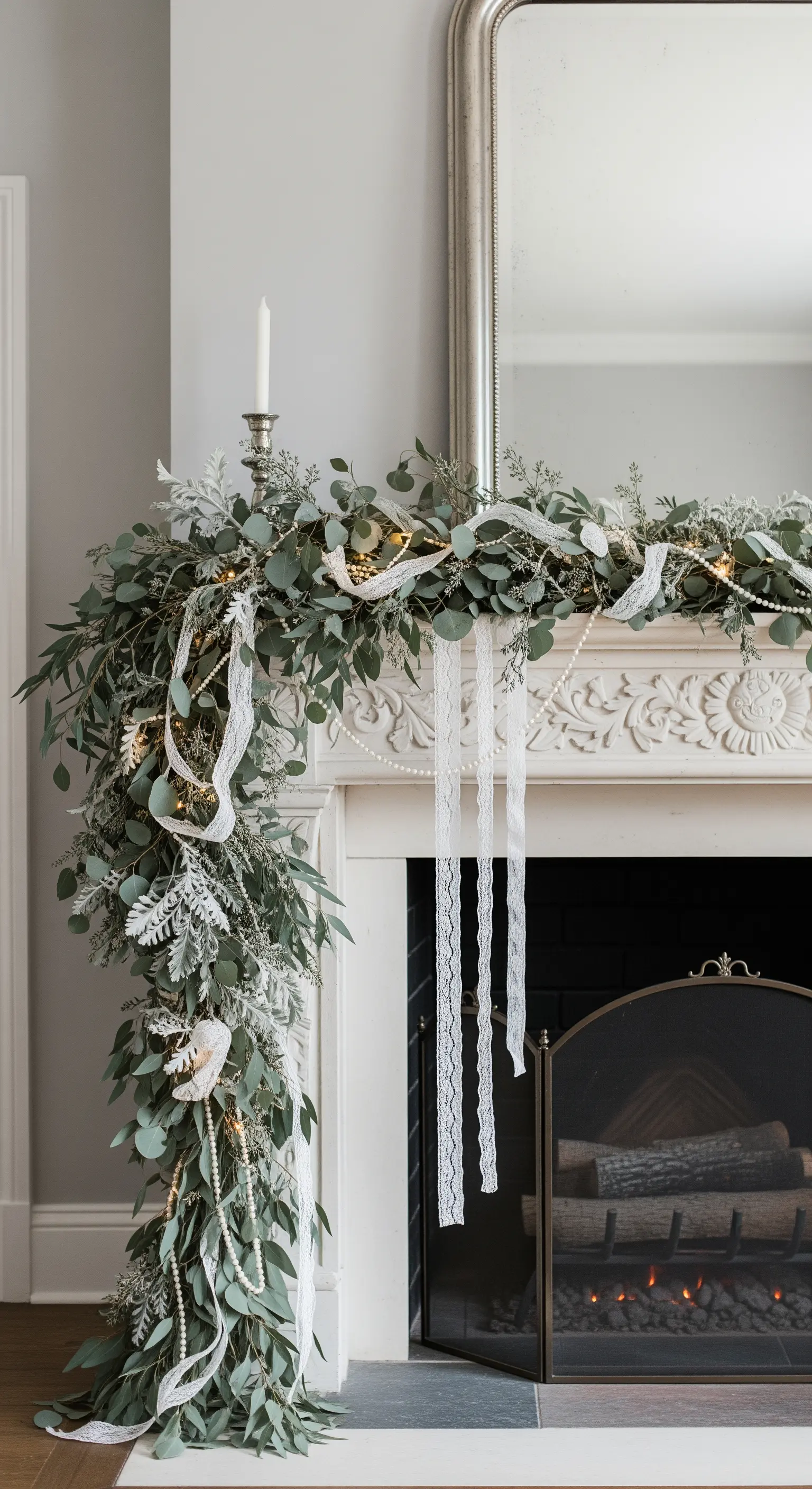 Kamin mit Eukalyptus-Girlande und langen Spitzenbändern
