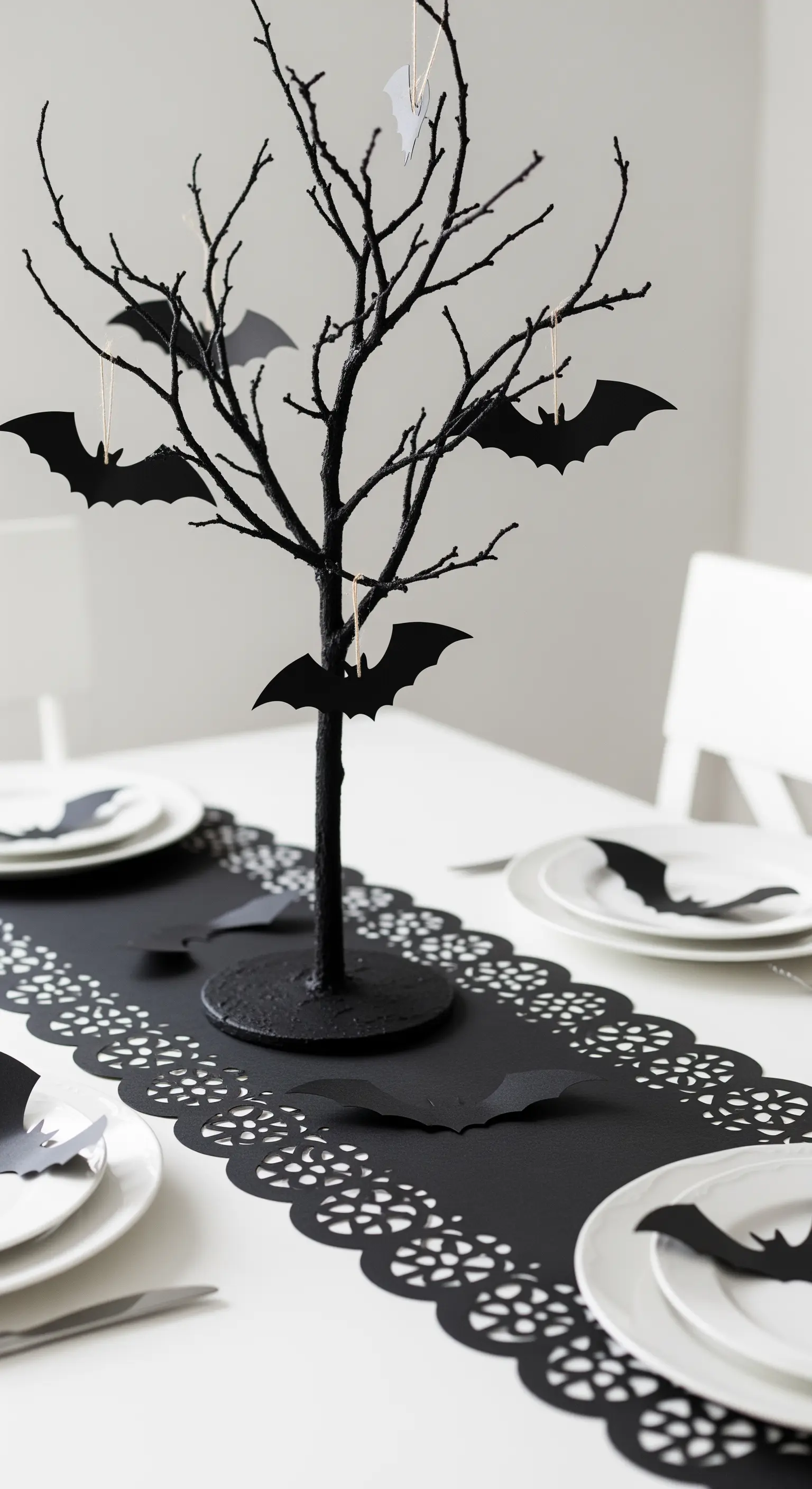 Schwarzer Papierbaum mit Fledermäusen auf Cut-out Tischläufer
