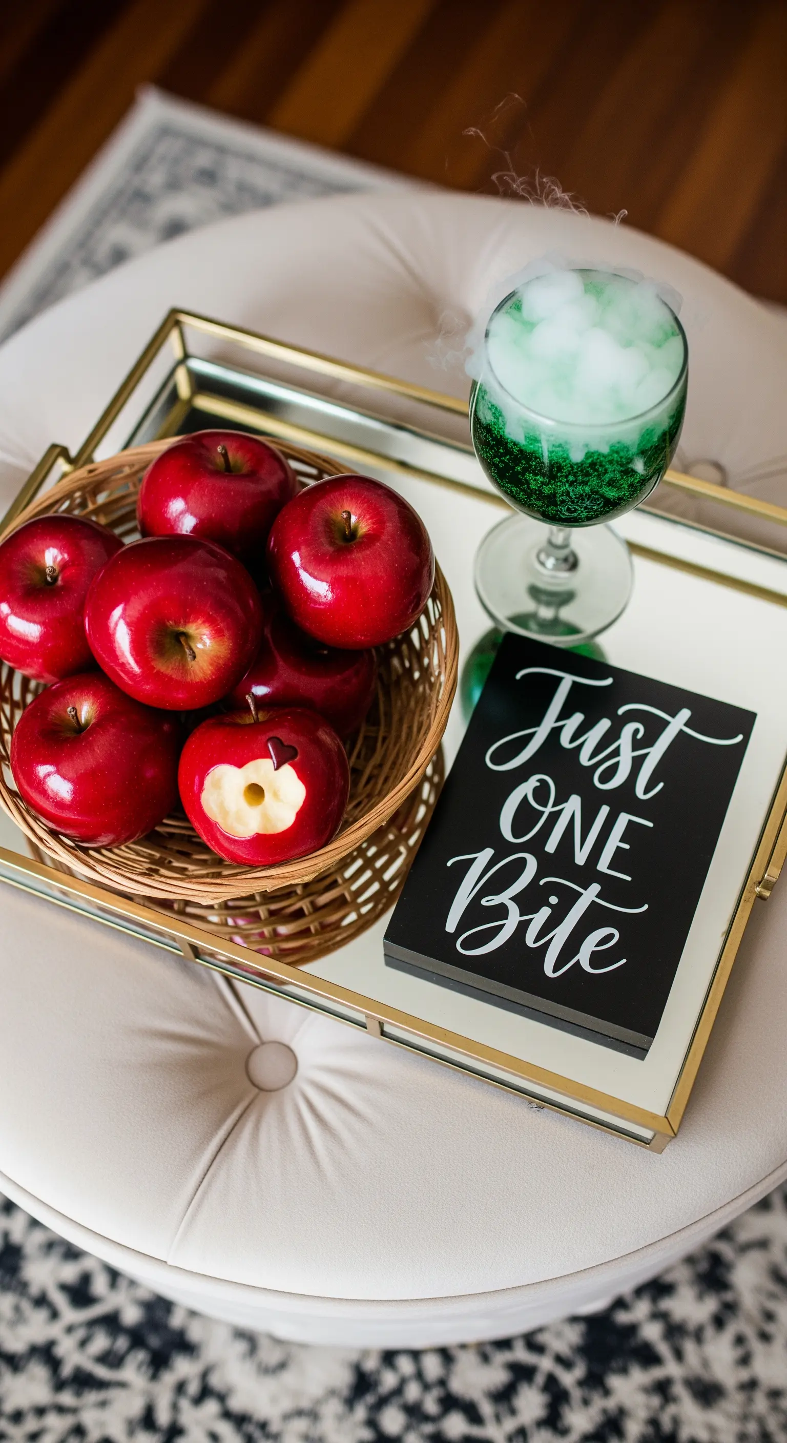 Korb mit roten Äpfeln, Spiegeltablett und grünem Trank