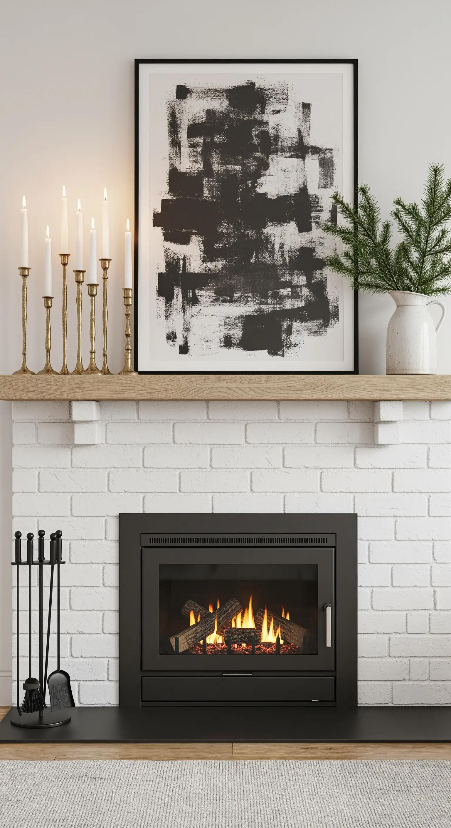 Abstraktes Schwarz-Weiß-Gemälde auf Kaminsims mit goldenen Kerzenleuchtern