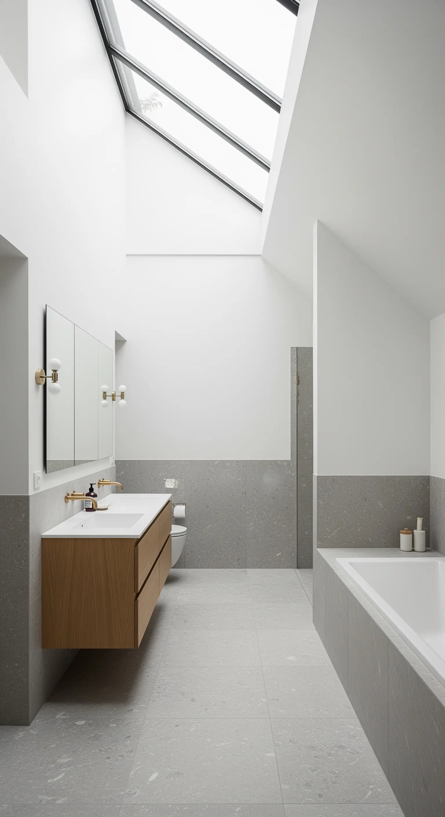 Graues Steinbad mit schwebendem Holz-Waschtisch und Oberlicht