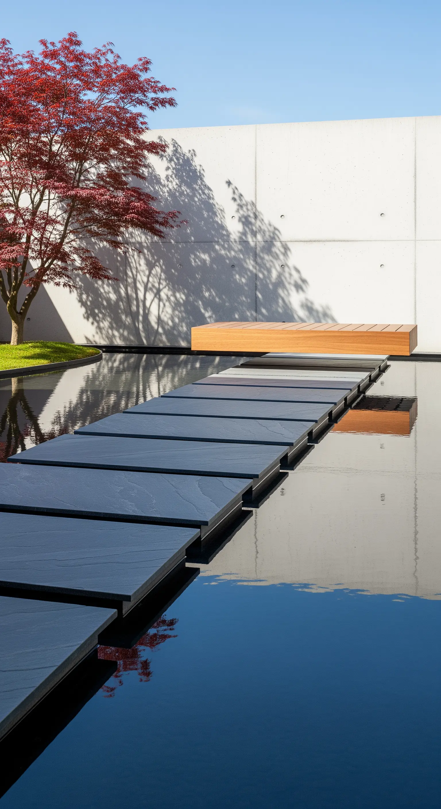 Steinplatten schweben über dunkler Wasserfläche