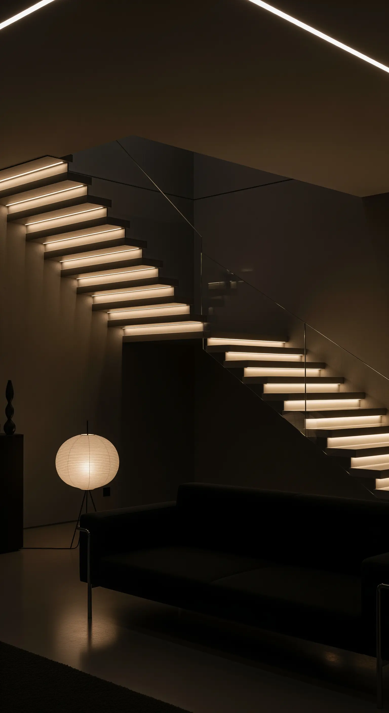 Beleuchtete Treppenstufen und Papierlampe