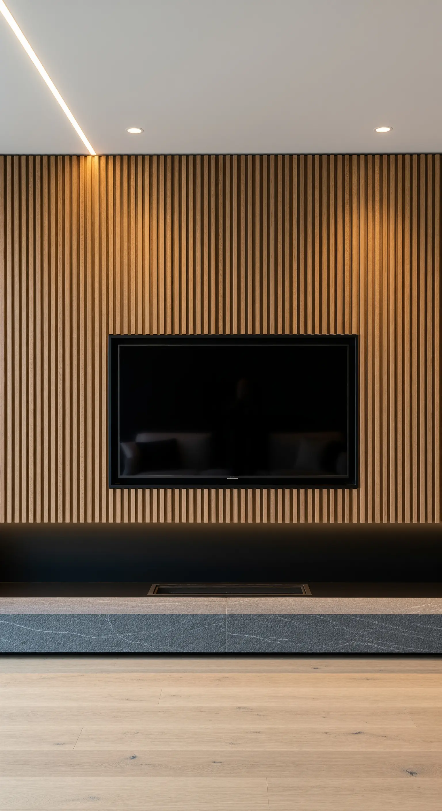 Helle Eichenholz-Lamellenwand mit flachem Lowboard