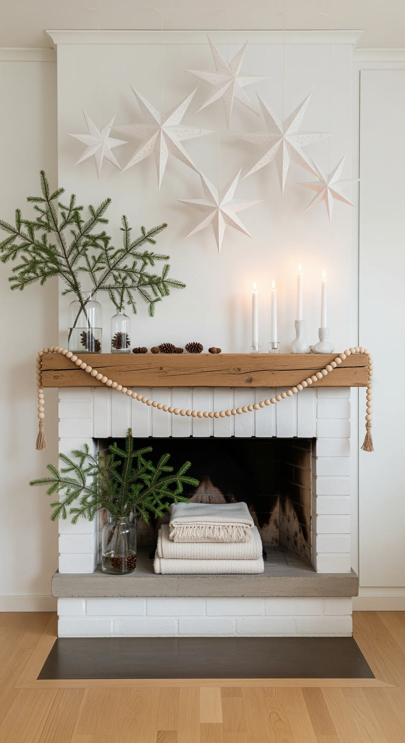 Hängende weiße Papiersterne über minimalistischem Kamin