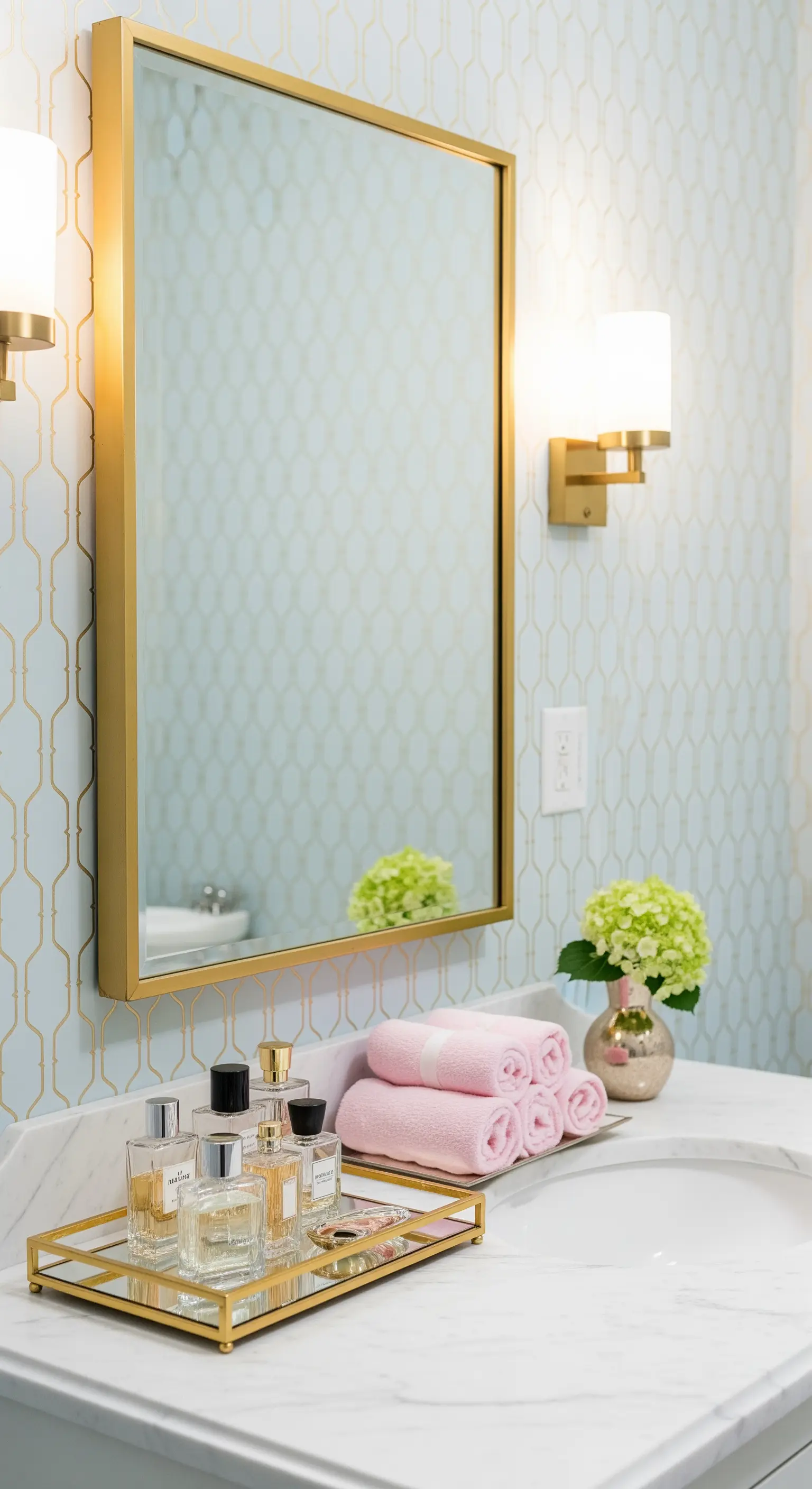 Badezimmer-Waschtisch mit Tablett und rosa Handtüchern