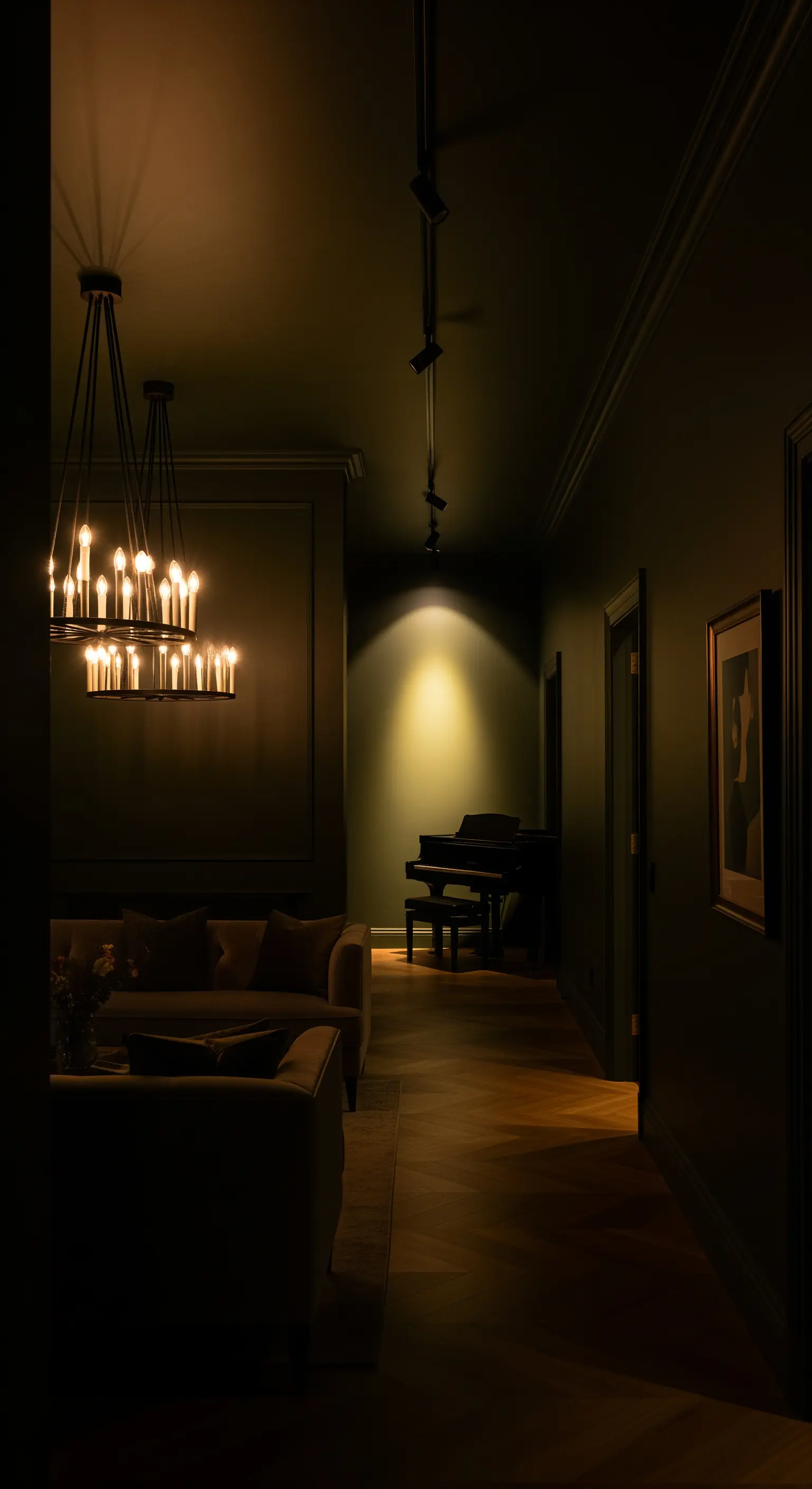 Flügel im Lichtkegel in dunklem Raum