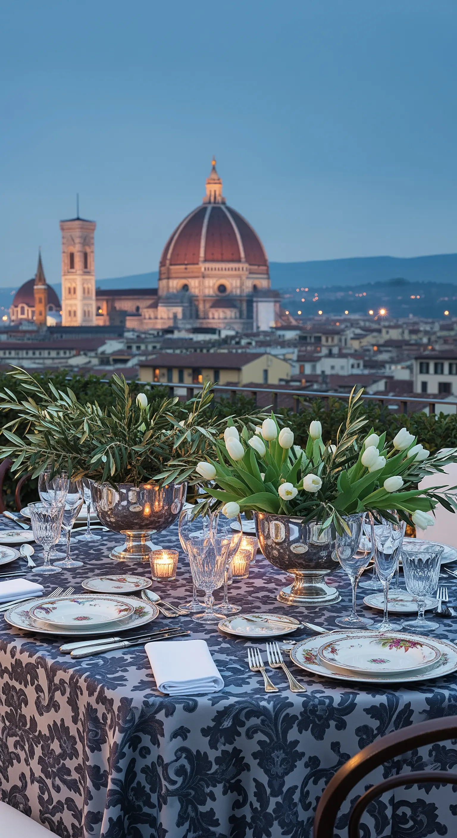 Dachterrasse mit Domblick, silbernen Vasen und Tulpen