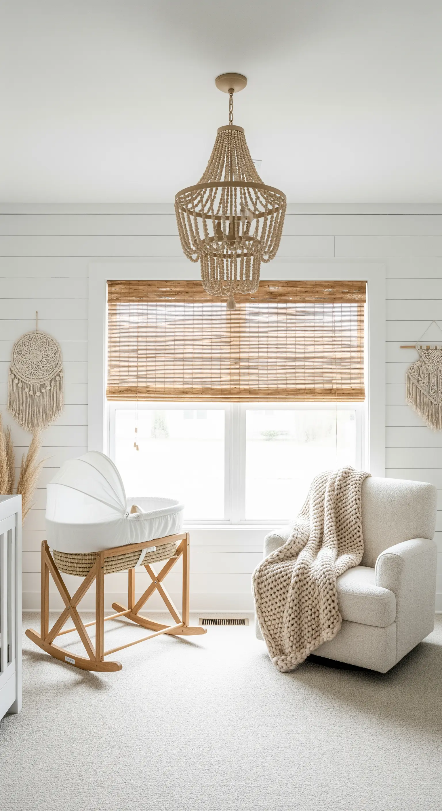 Großer Kronleuchter aus Holzperlen über einem Babybett