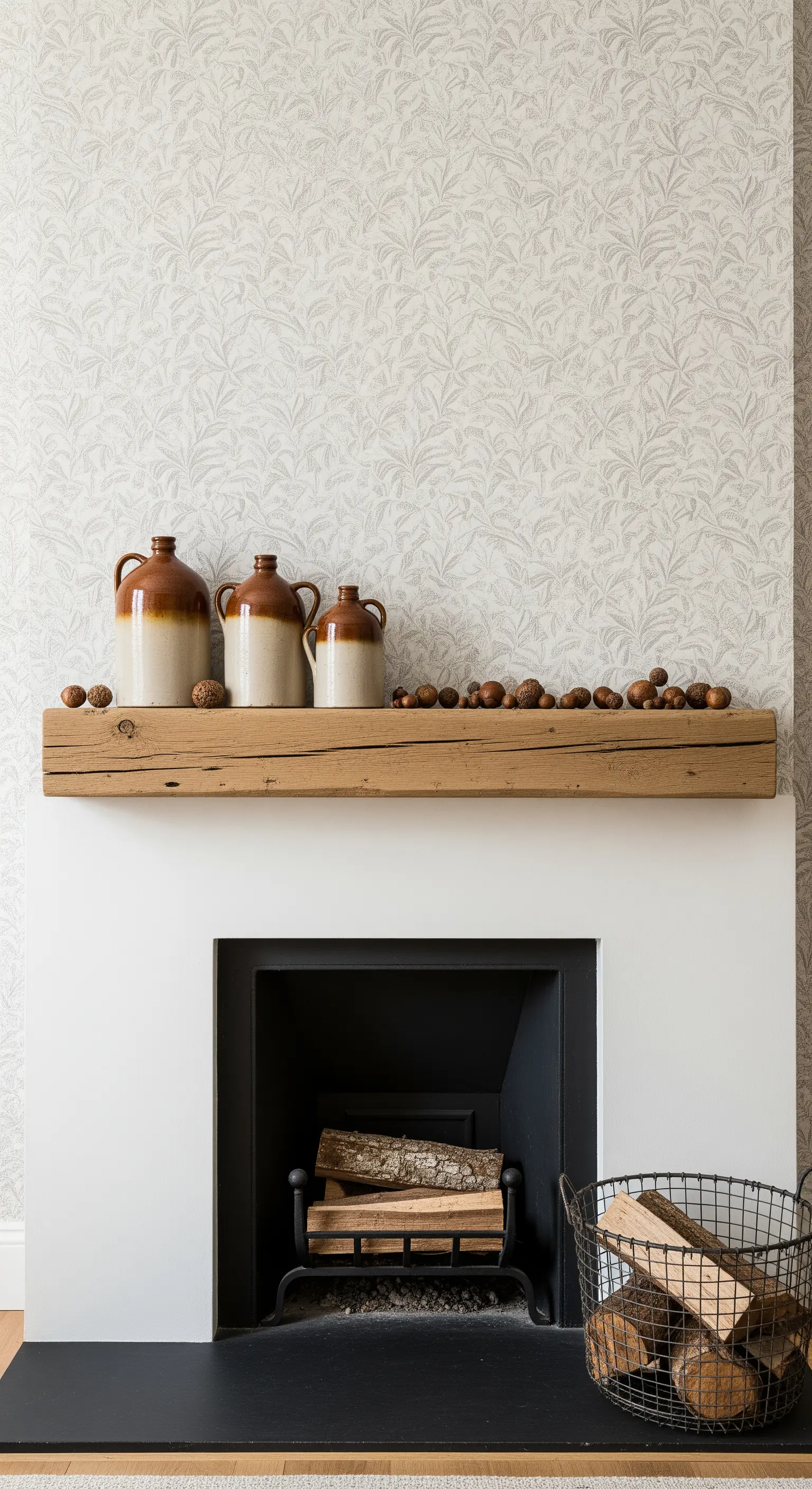 Sammlung von Steingut-Krügen vor gemusterter Tapete