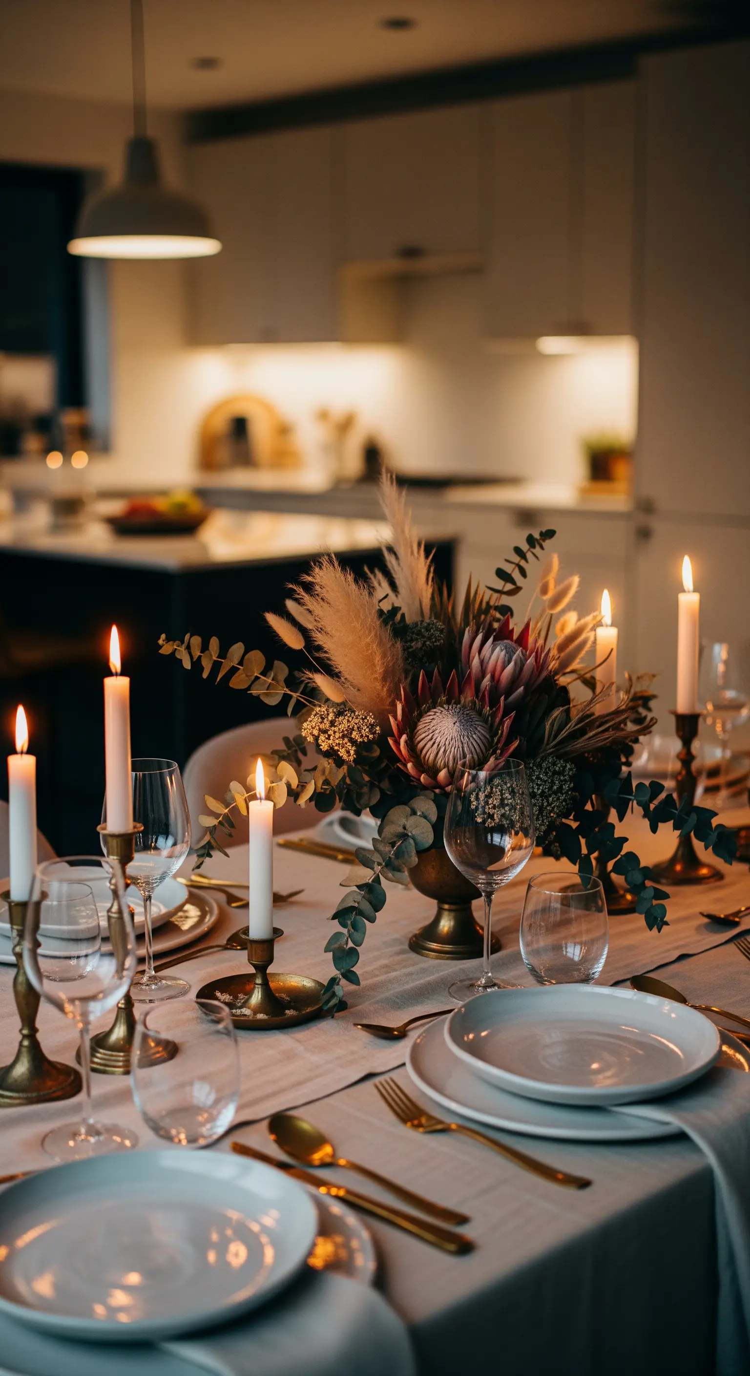 Gedeckter Tisch mit Kerzen und großem Blumenstrauß