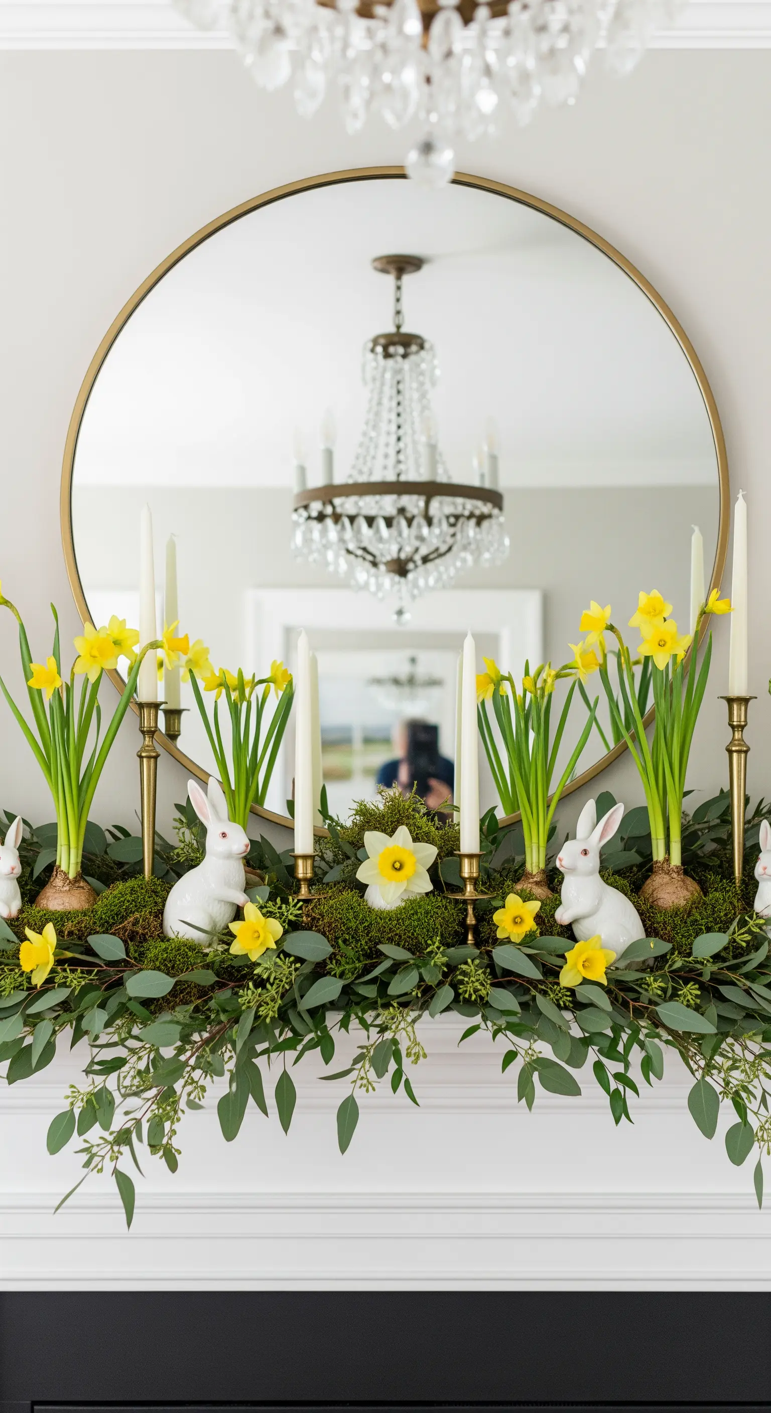 Symmetrische Kamindeko mit Spiegel, Narzissen und Porzellanhasen