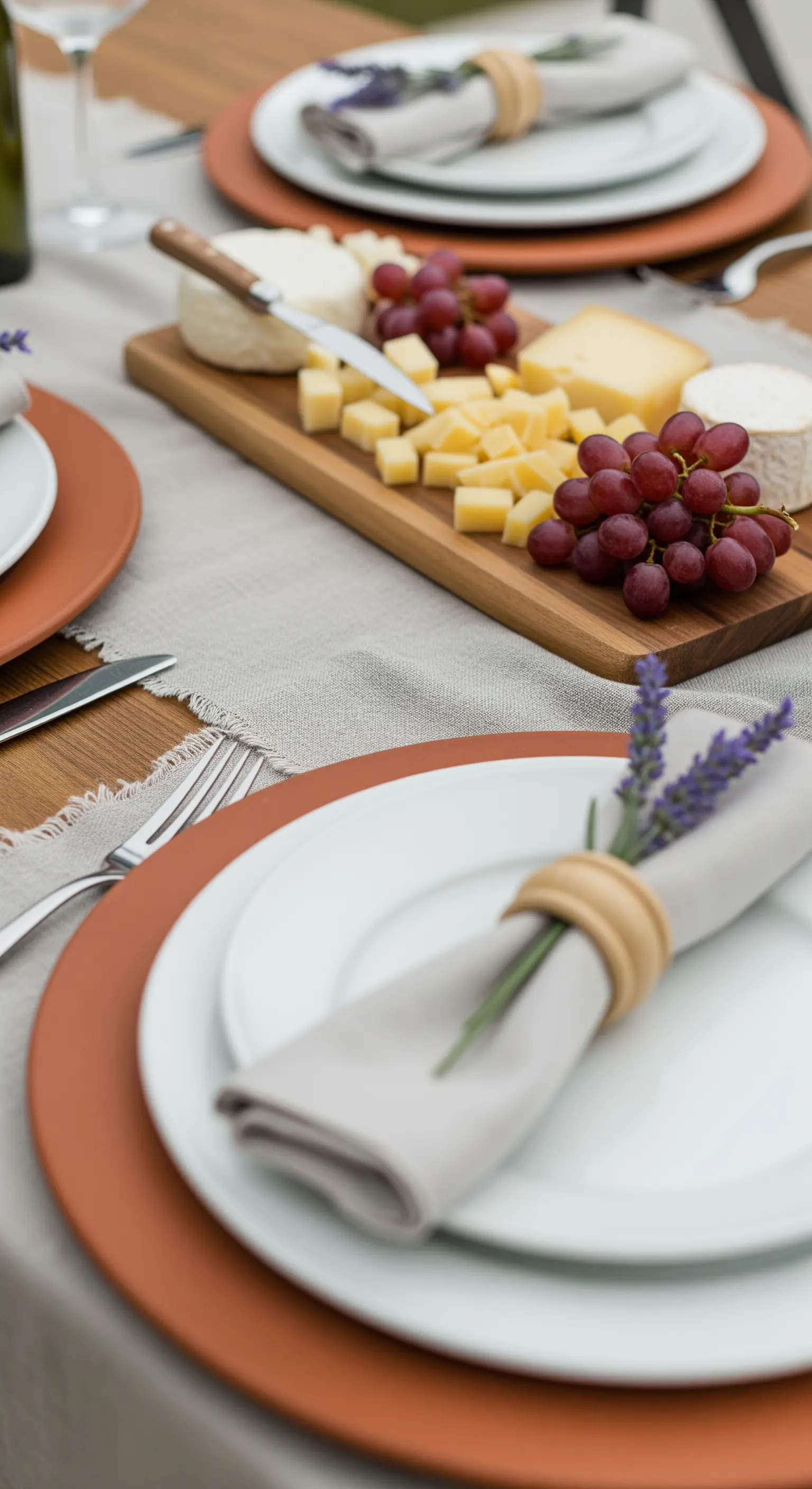 Leinenserviette mit Lavendel und Käseplatte auf Tisch