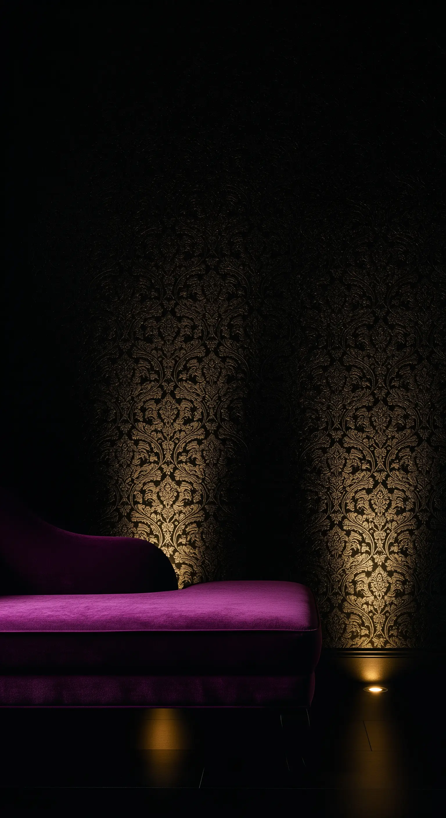 Lila Samtsofa vor dunkler, strukturierter Tapete
