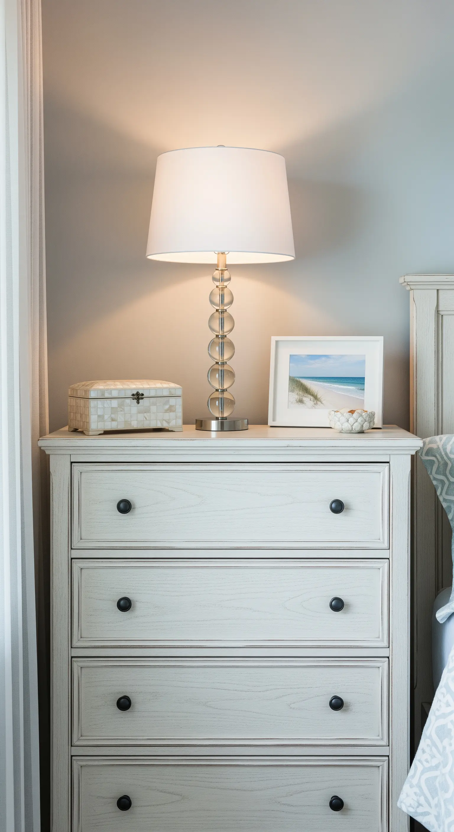 Nachttisch mit Glaslampe und Perlmutt-Dose