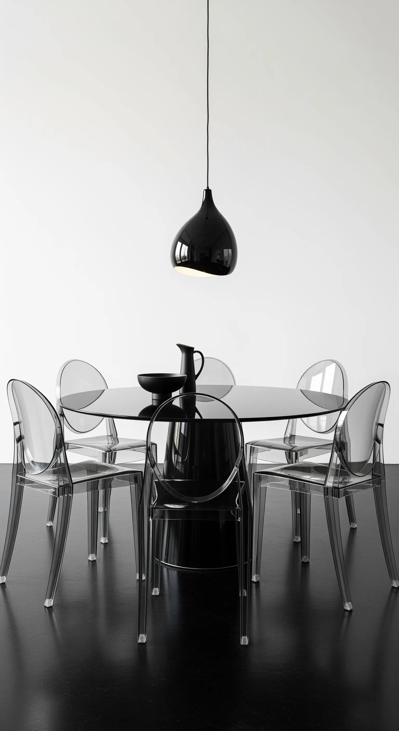 Essgruppe mit transparenten Stühlen und schwarzem Tisch