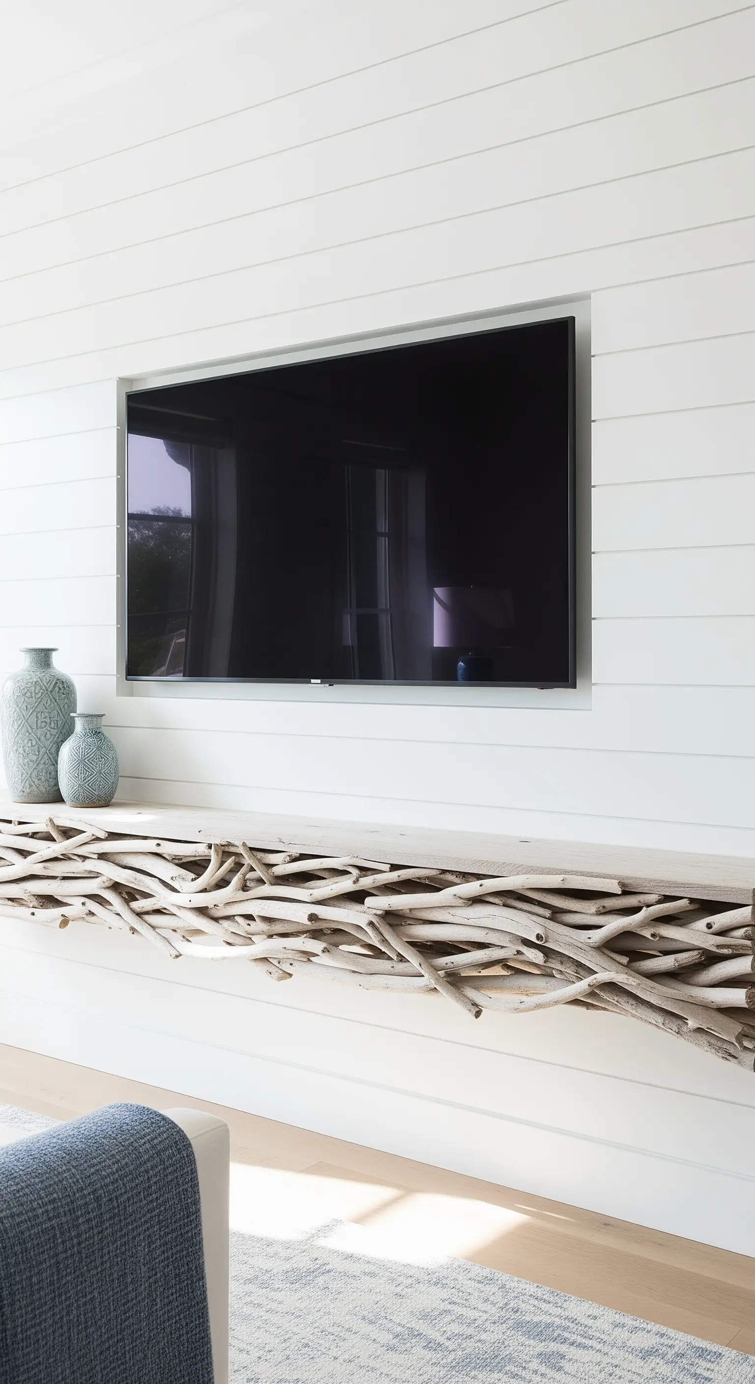 TV über Konsole aus Treibholz-Ästen