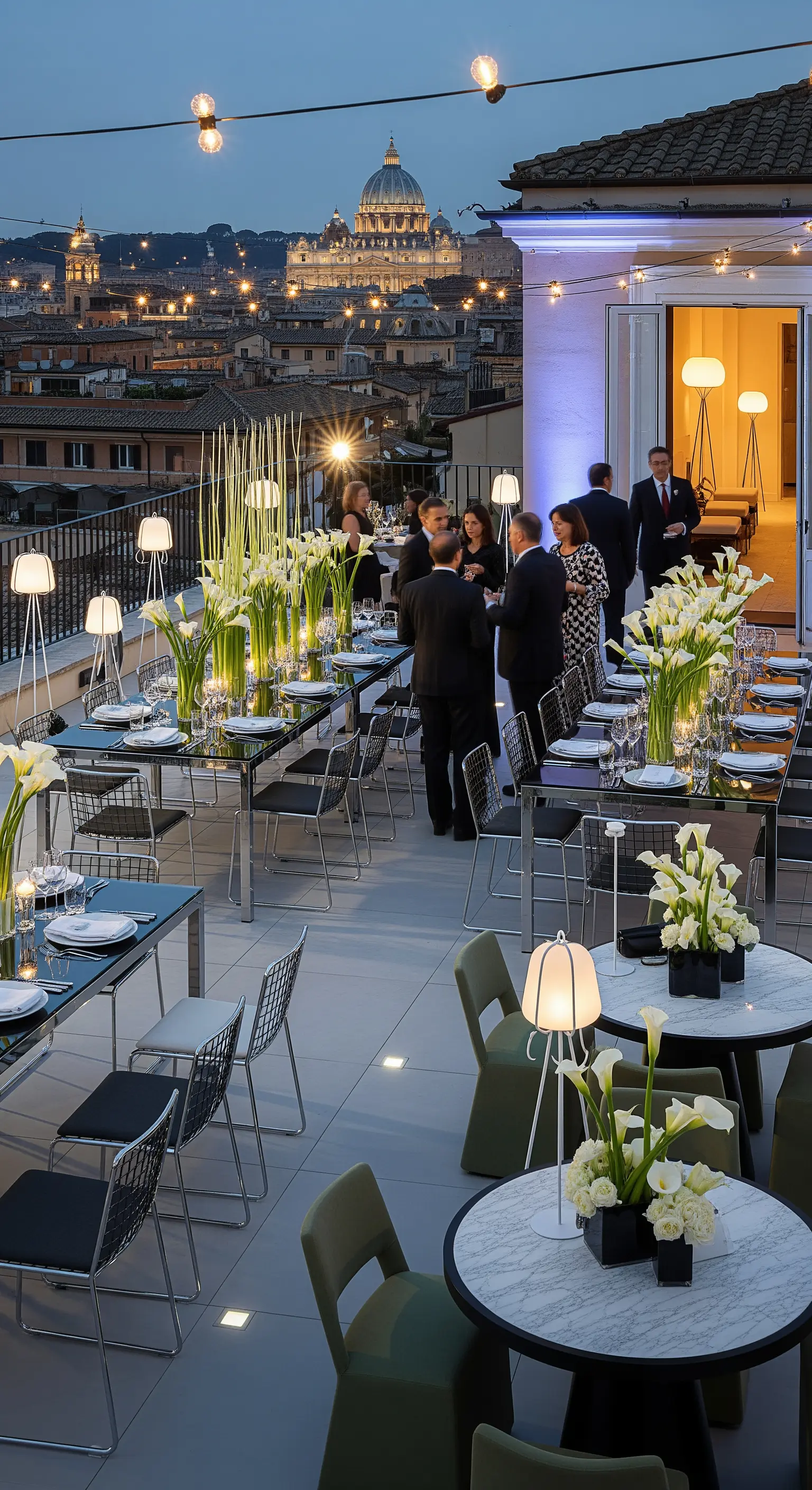 Moderne Dachterrasse mit schwarzen Tischen und Blick auf beleuchtete Stadtkuppel