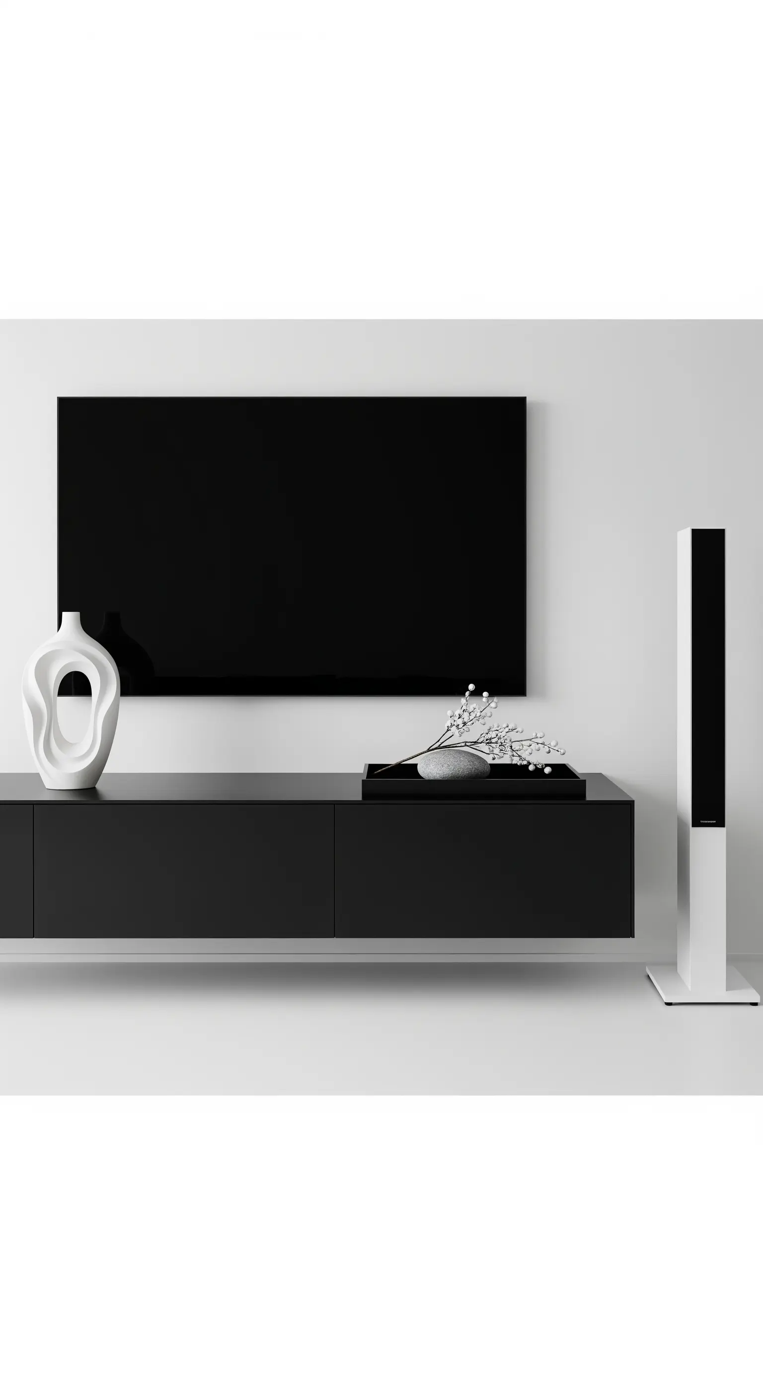 Schwarzer Fernseher an weißer Wand über schwarzem Sideboard mit weißer Skulptur-Vase