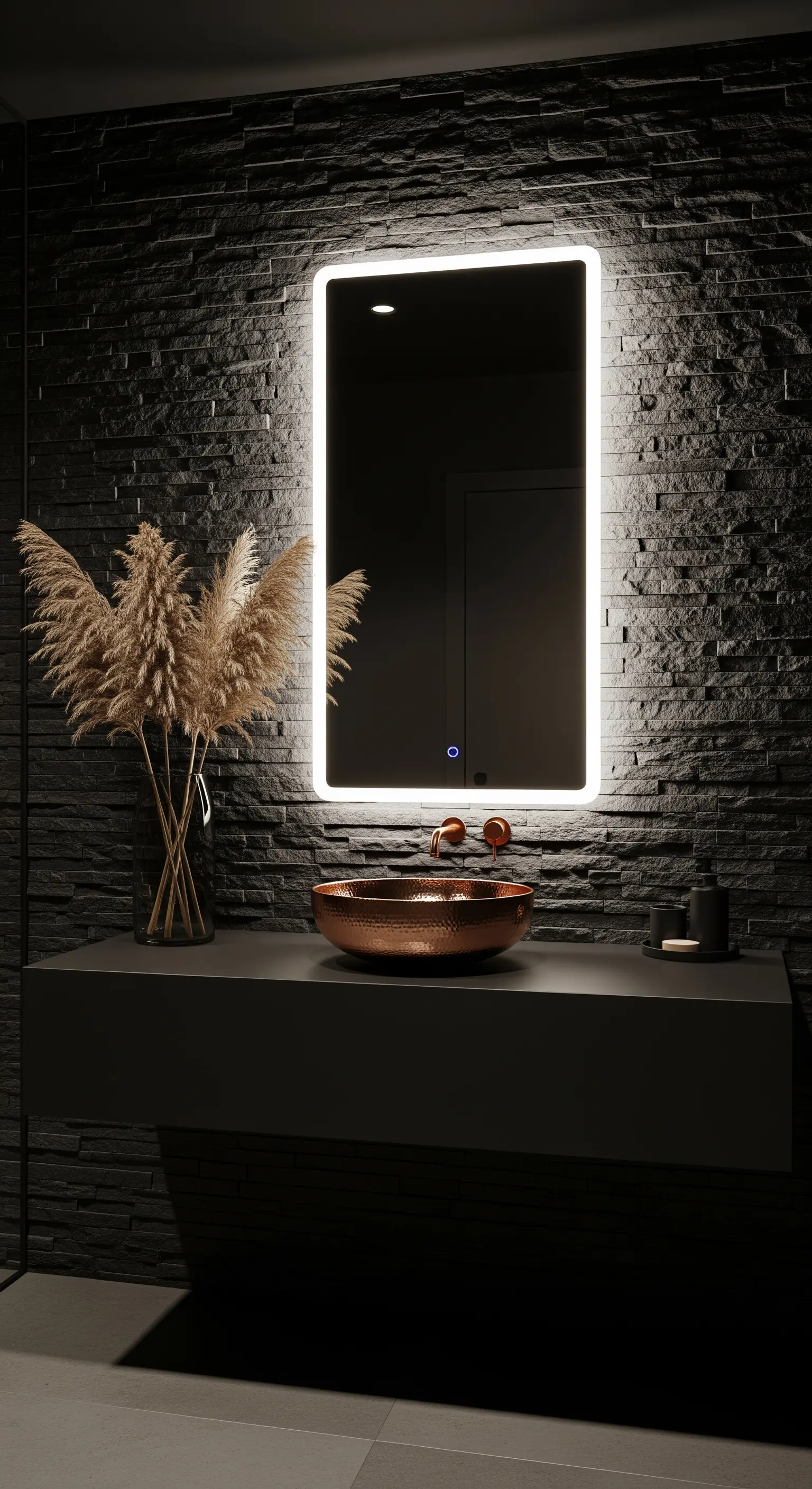 Hinterleuchteter Spiegel auf schwarzer Steinwand mit Pampasgras