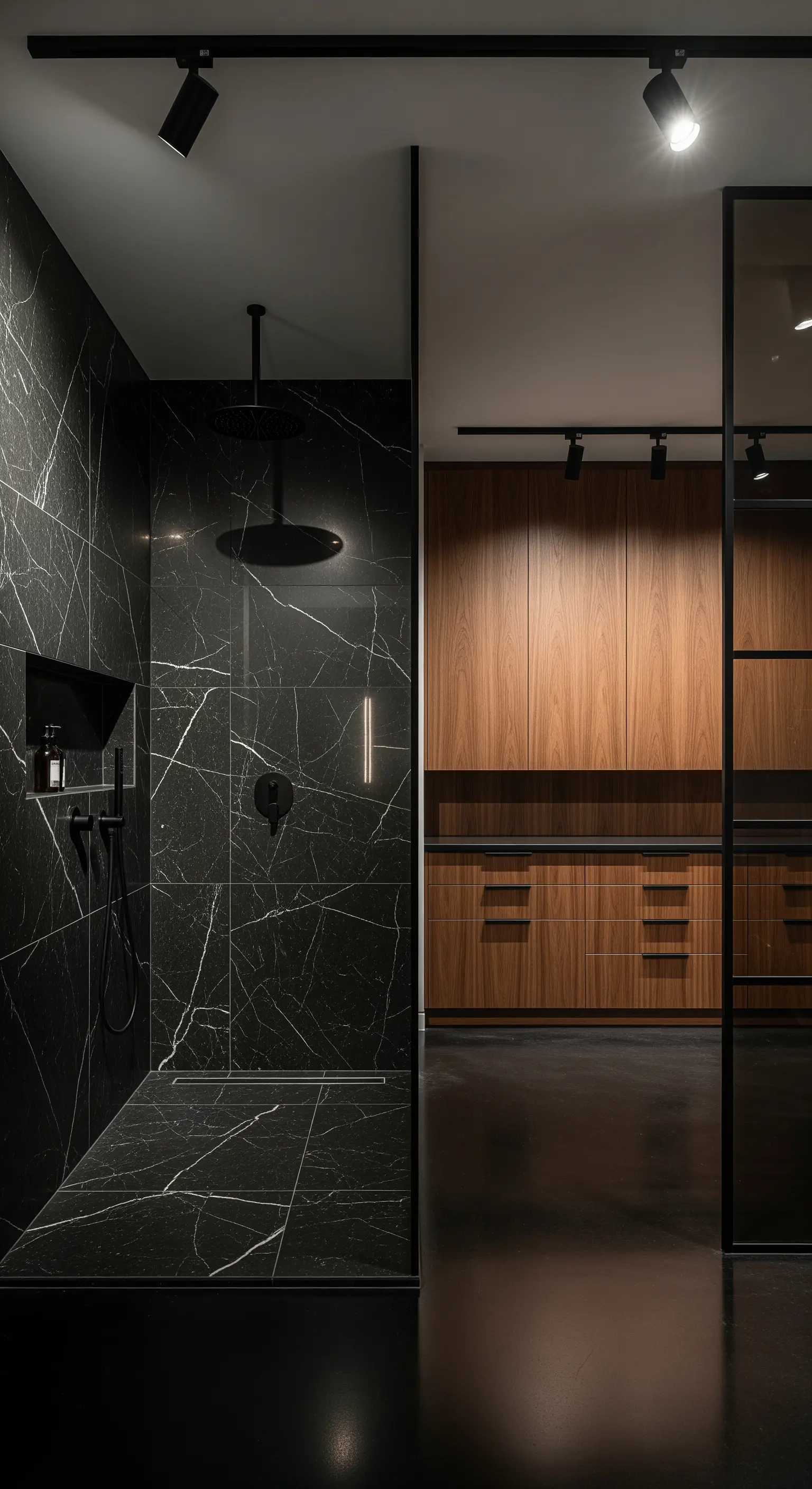 Holzschrankwand neben schwarzer Marmordusche