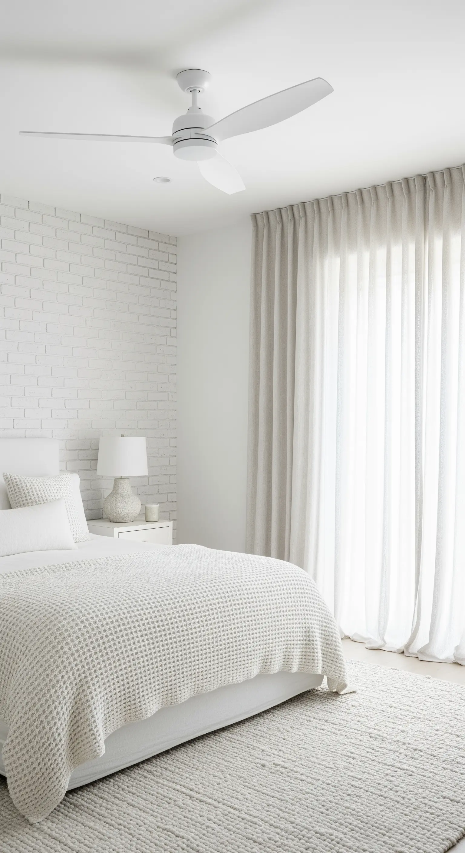 Weißes Schlafzimmer mit gestrichener Backsteinwand