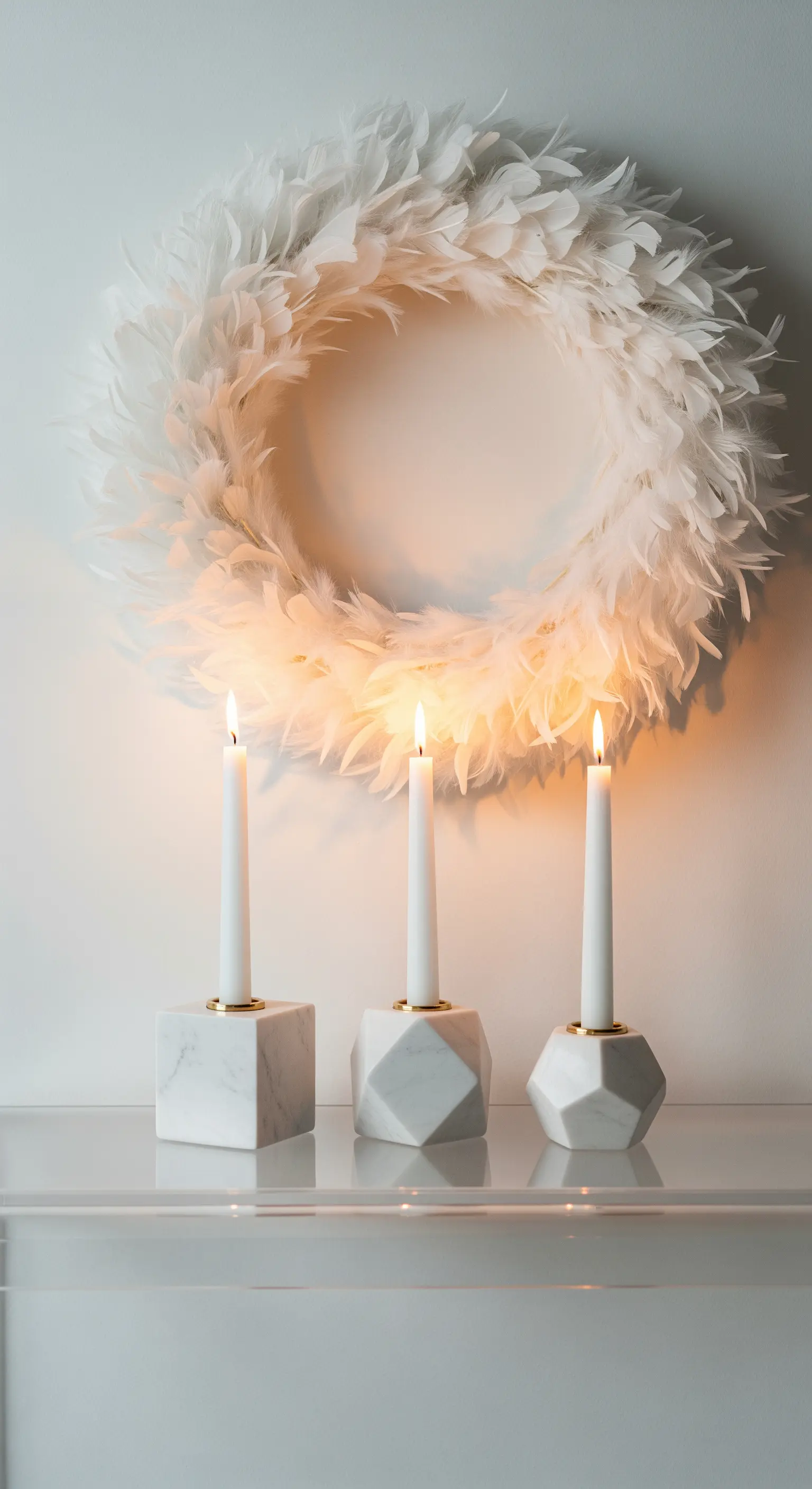 Weißer Federkranz mit Marmor-Kerzenhaltern