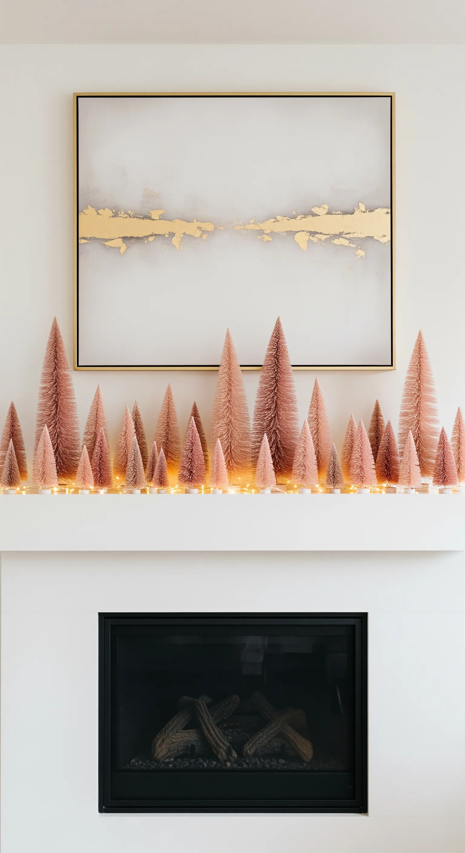 Minimalistischer Kamin mit einer Reihe von rosa und goldenen Flaschenbürsten-Bäumen.