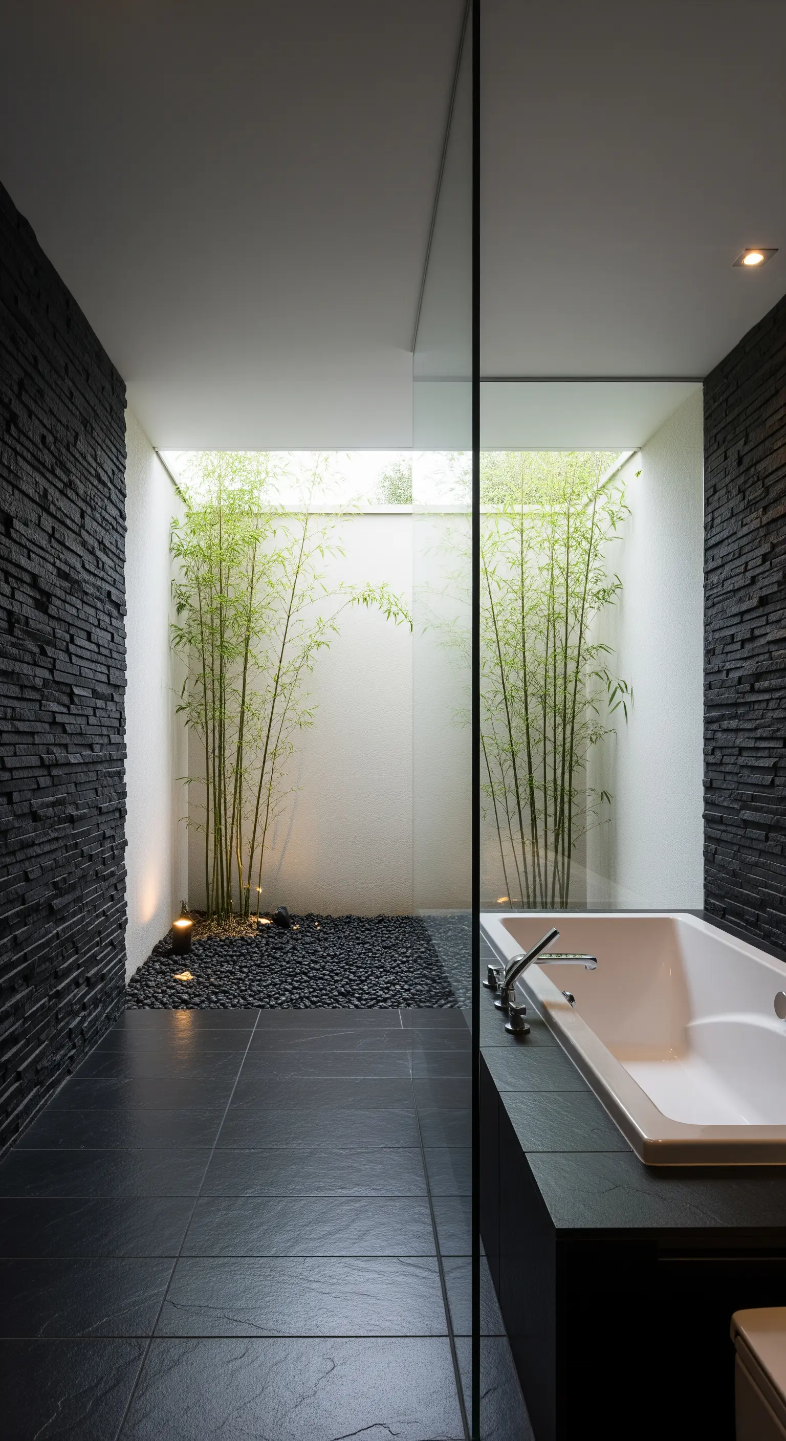 Bambusgarten hinter Glasfront im Bad