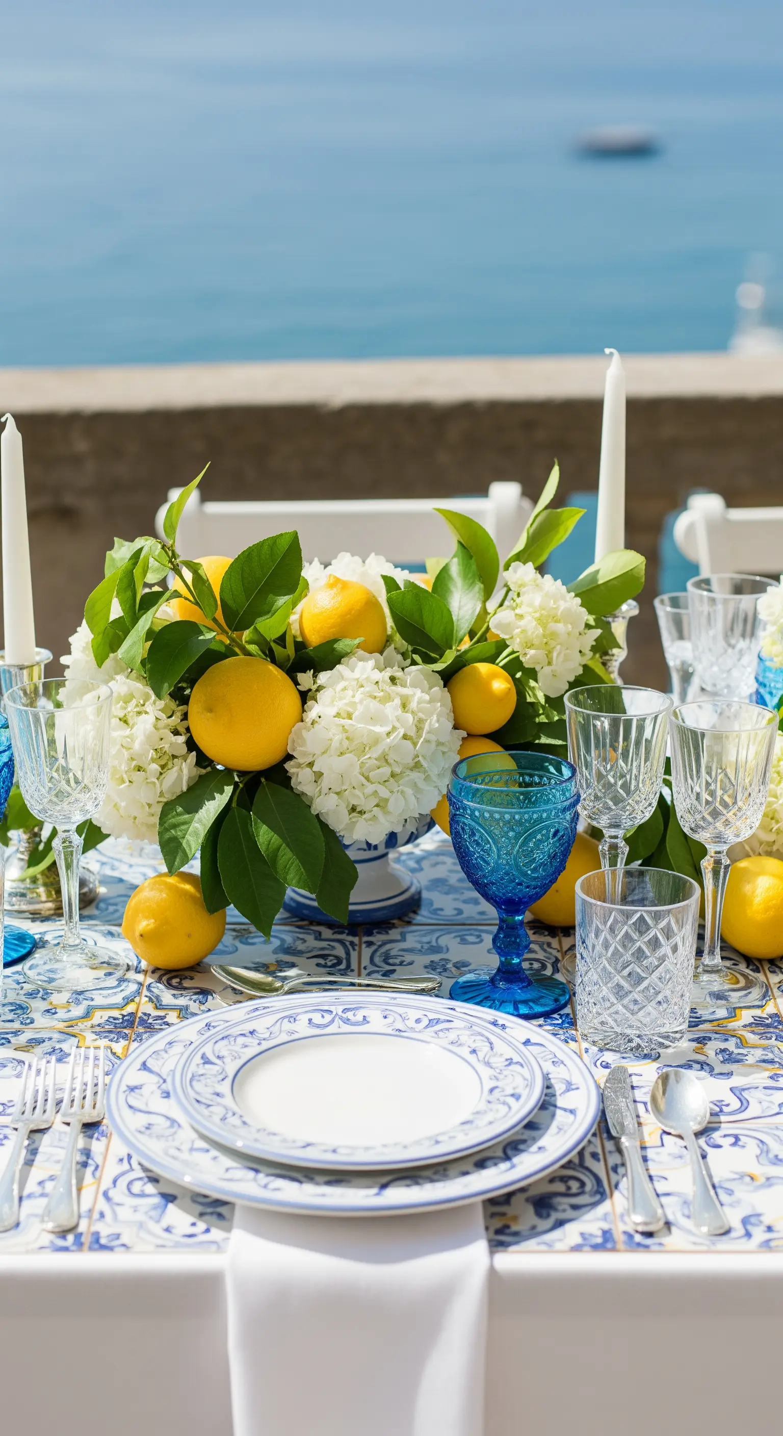 Tischdeko mit Zitronen, weißen Hortensien und blau-weißem Majolika-Geschirr