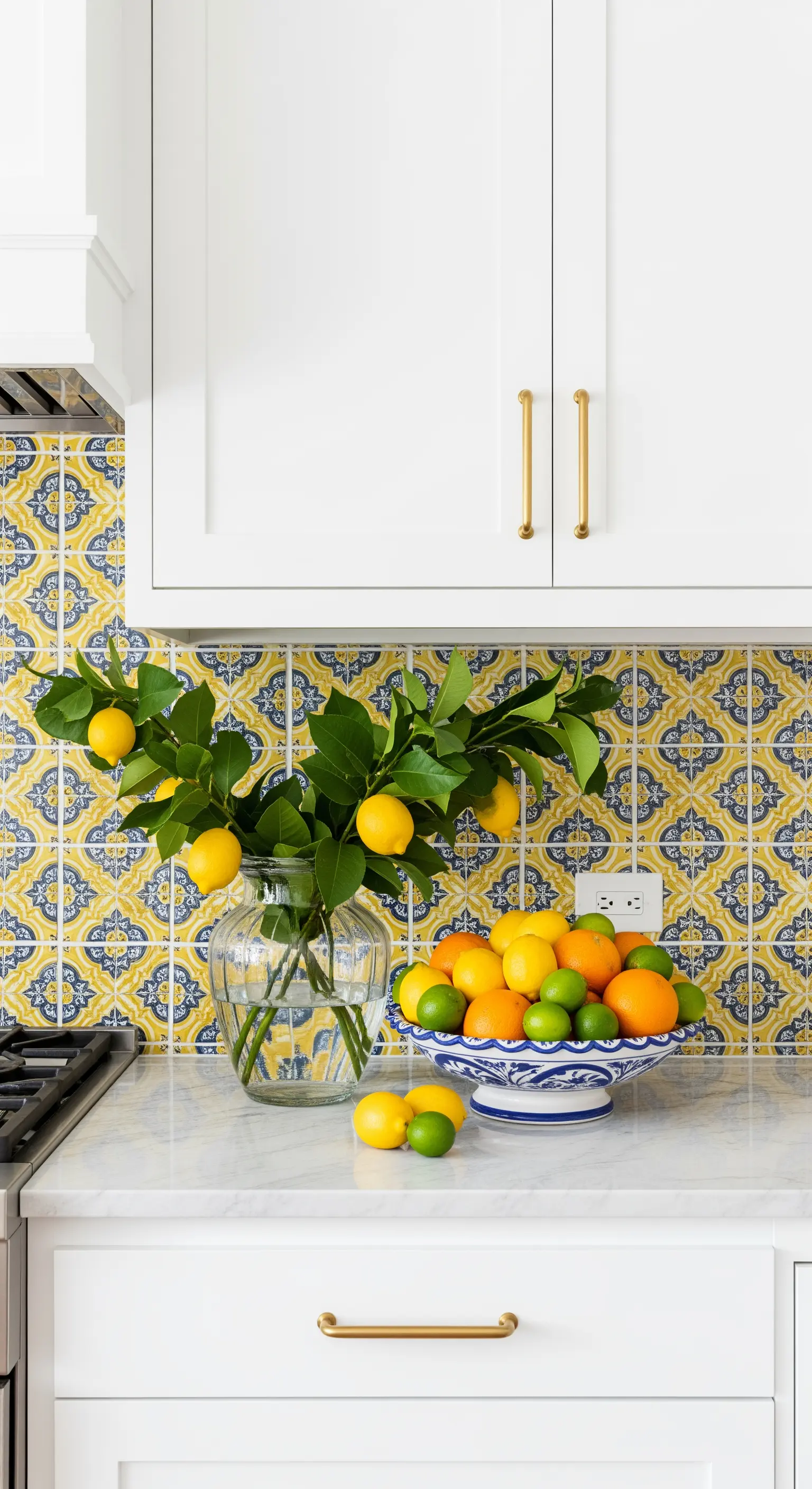 Küchenarbeitsplatte mit mediterranen Fliesen und frischen Zitrusfrüchten