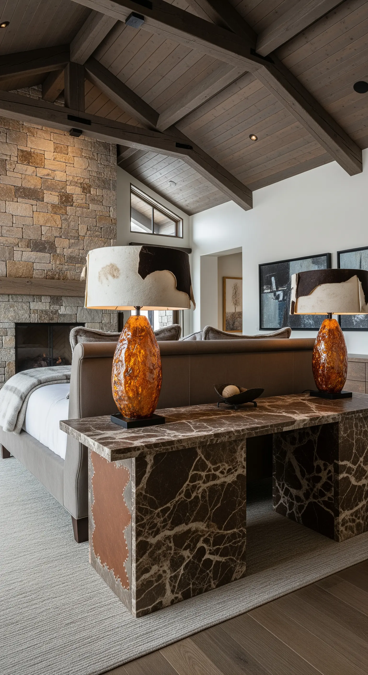 Rustikales Luxus-Schlafzimmer mit Steinwand, Holzbalken und brauner Marmorkonsole.