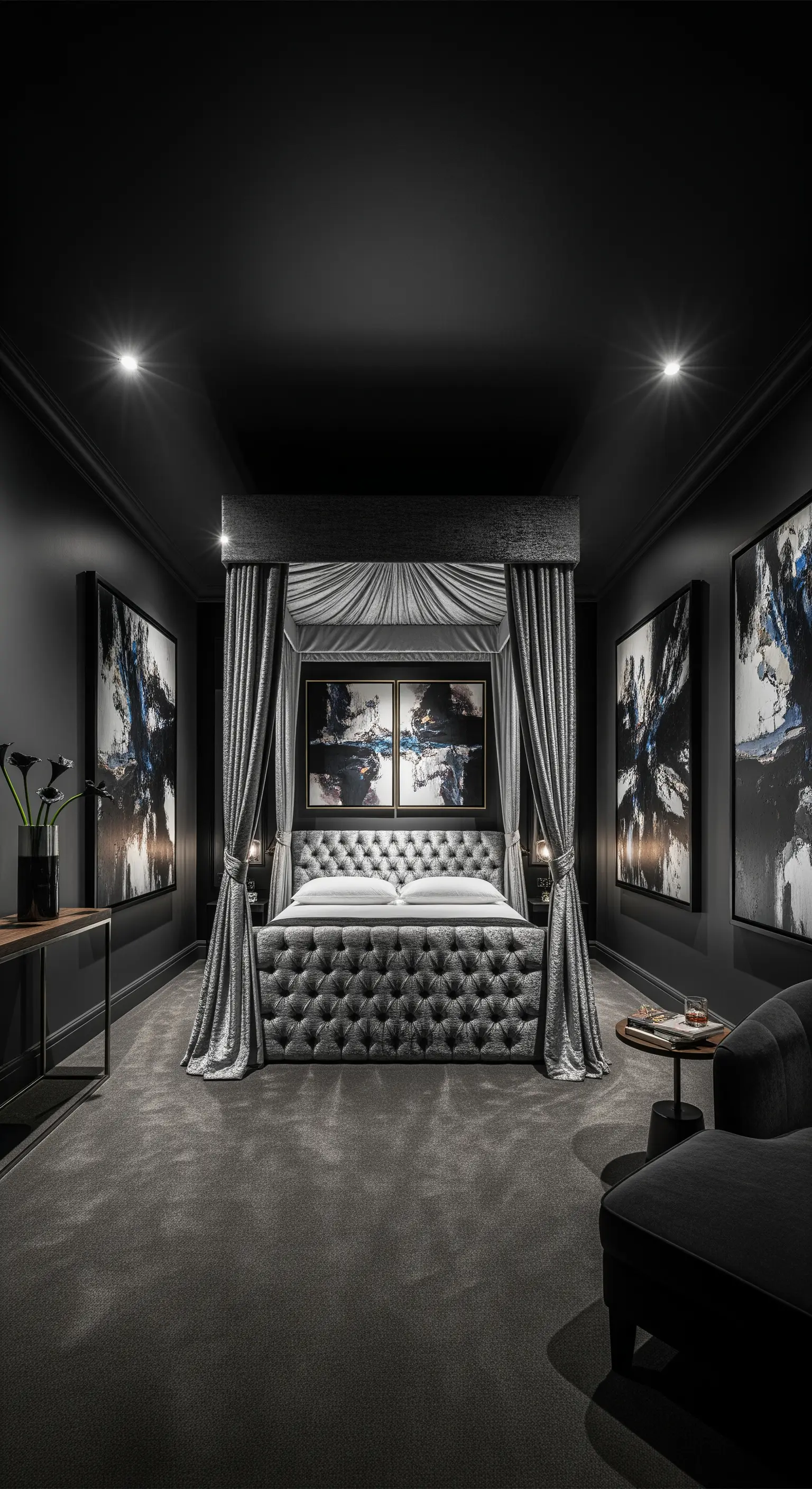 Rotes Samt-Himmelbett, barockes Kopfteil, Wandleuchter, Kerzenschein, opulent