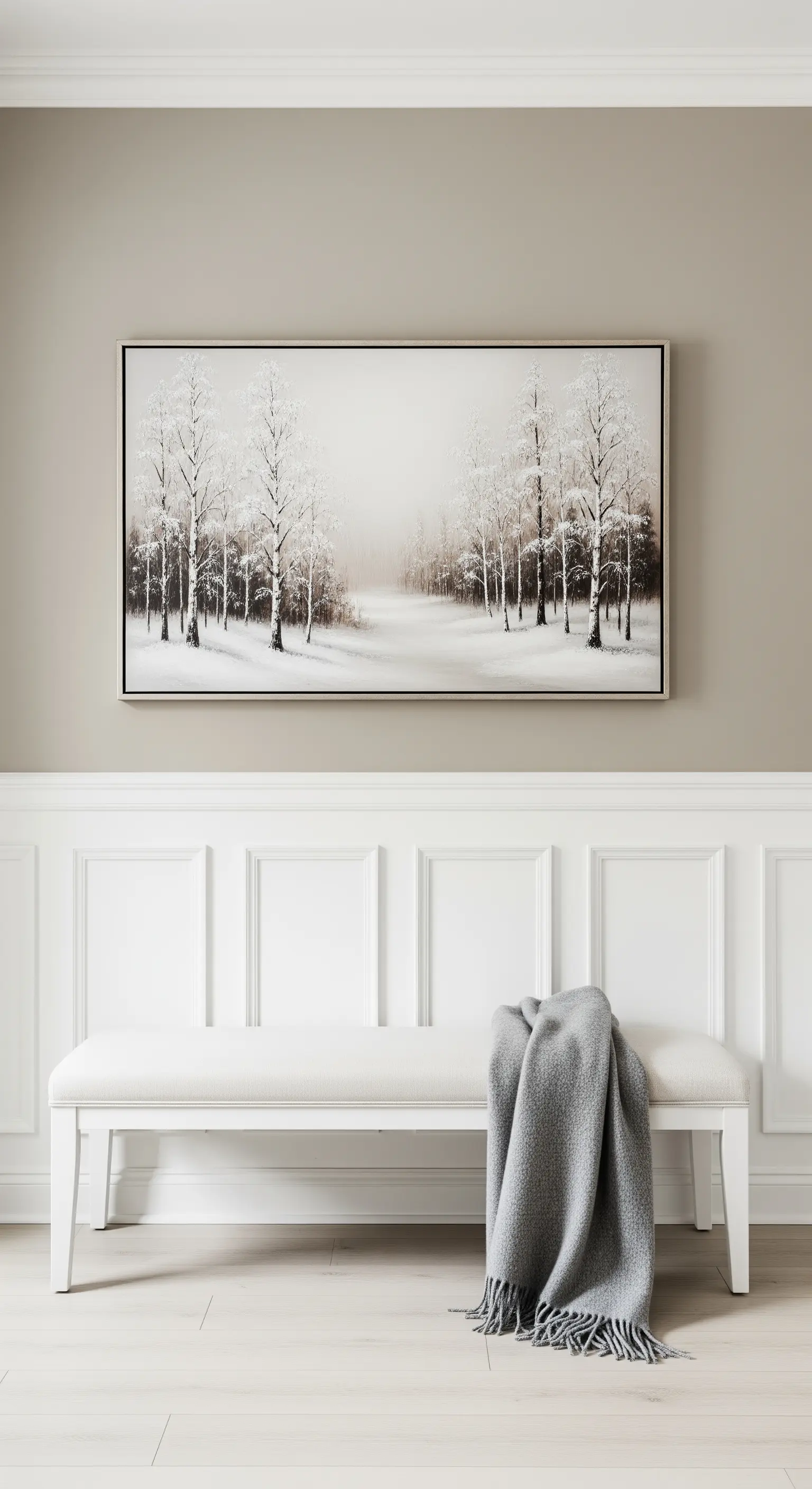 Weiße Bank mit grauer Decke unter Winterlandschaftsgemälde.