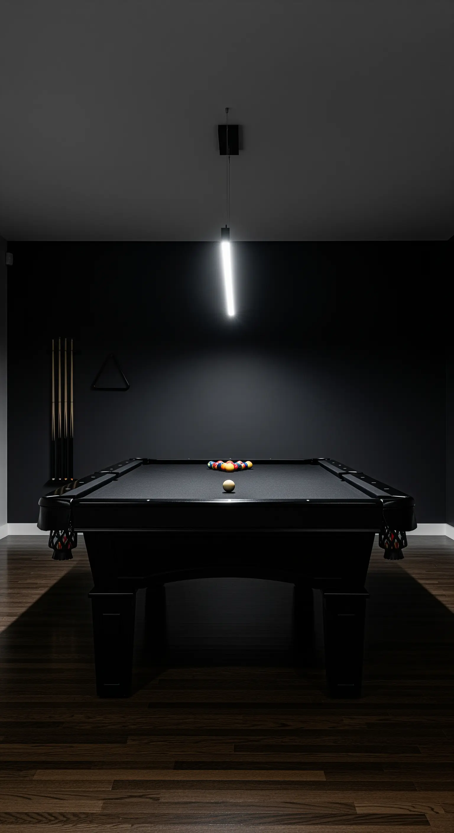Schwarzes Billardzimmer mit dunklem Tisch, gerichteter Pendelleuchte und minimalistischer Einrichtung