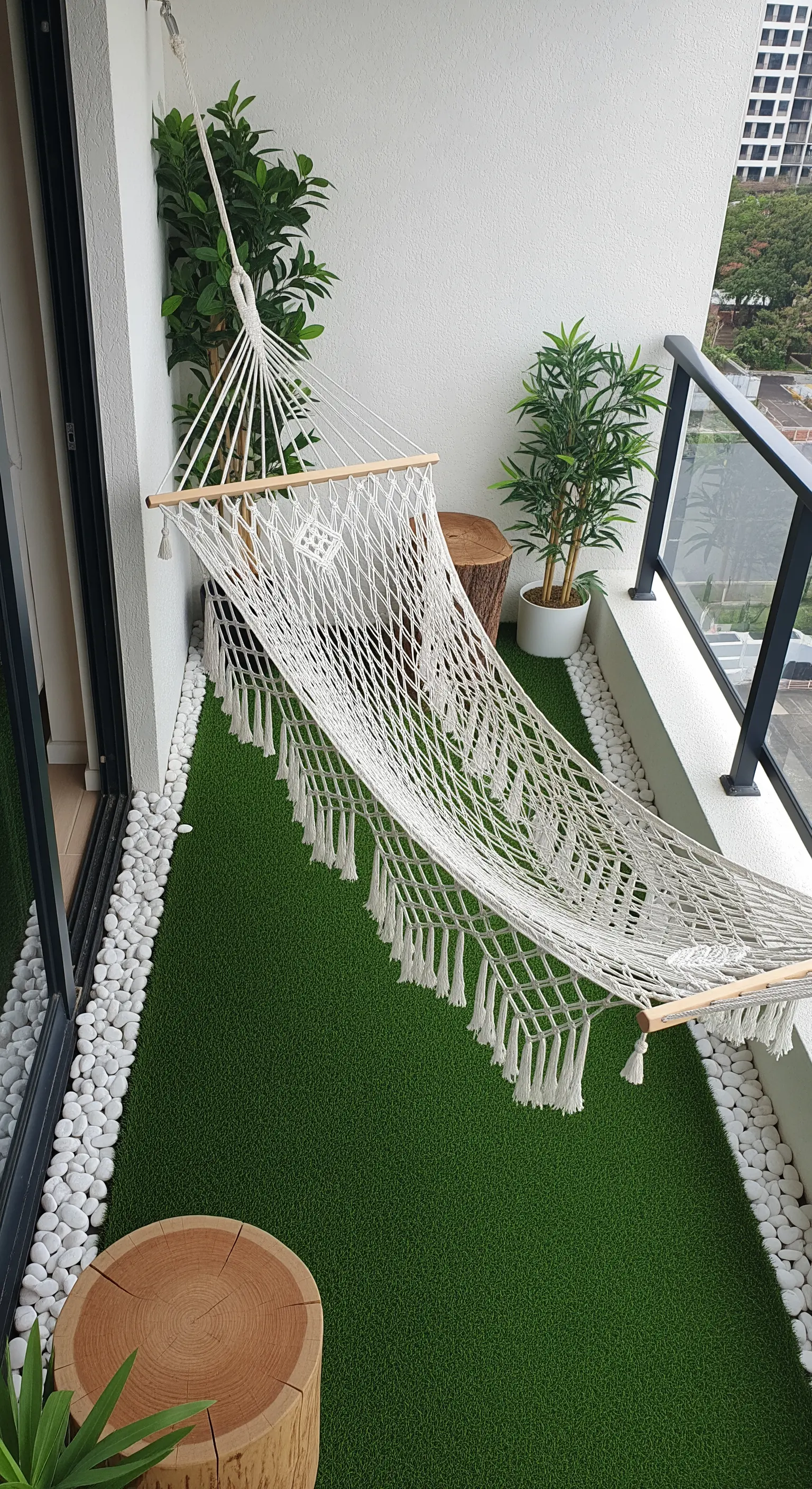 Makramee-Hängematte über Kunstrasenstreifen mit weißem Kieselrand